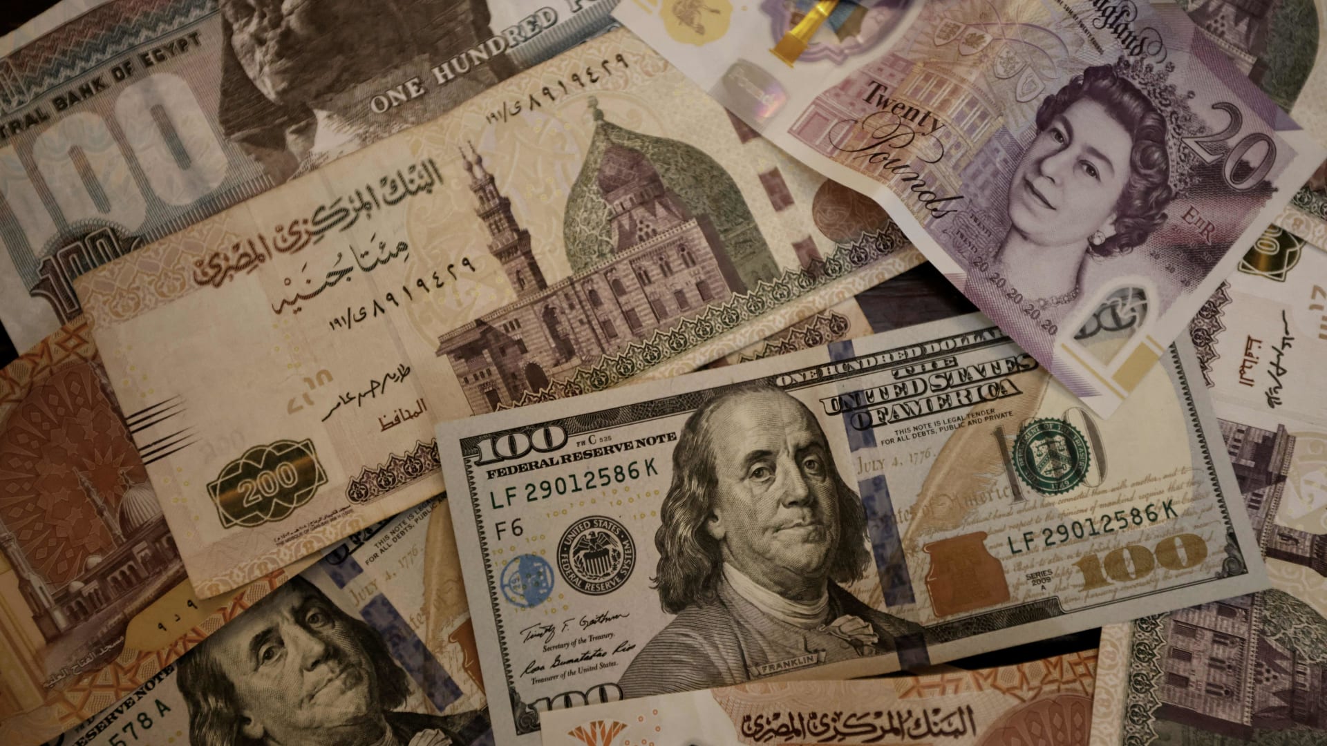 "صعوده مفتعل لـ3 أسباب".. مصطفى بكري يعلق على تراجع سعر الدولار في السوق السوداء إلى 50 جنيها 1 "صعوده مفتعل لـ3 أسباب".. مصطفى بكري يعلق على تراجع سعر الدولار في السوق السوداء إلى 50 جنيها