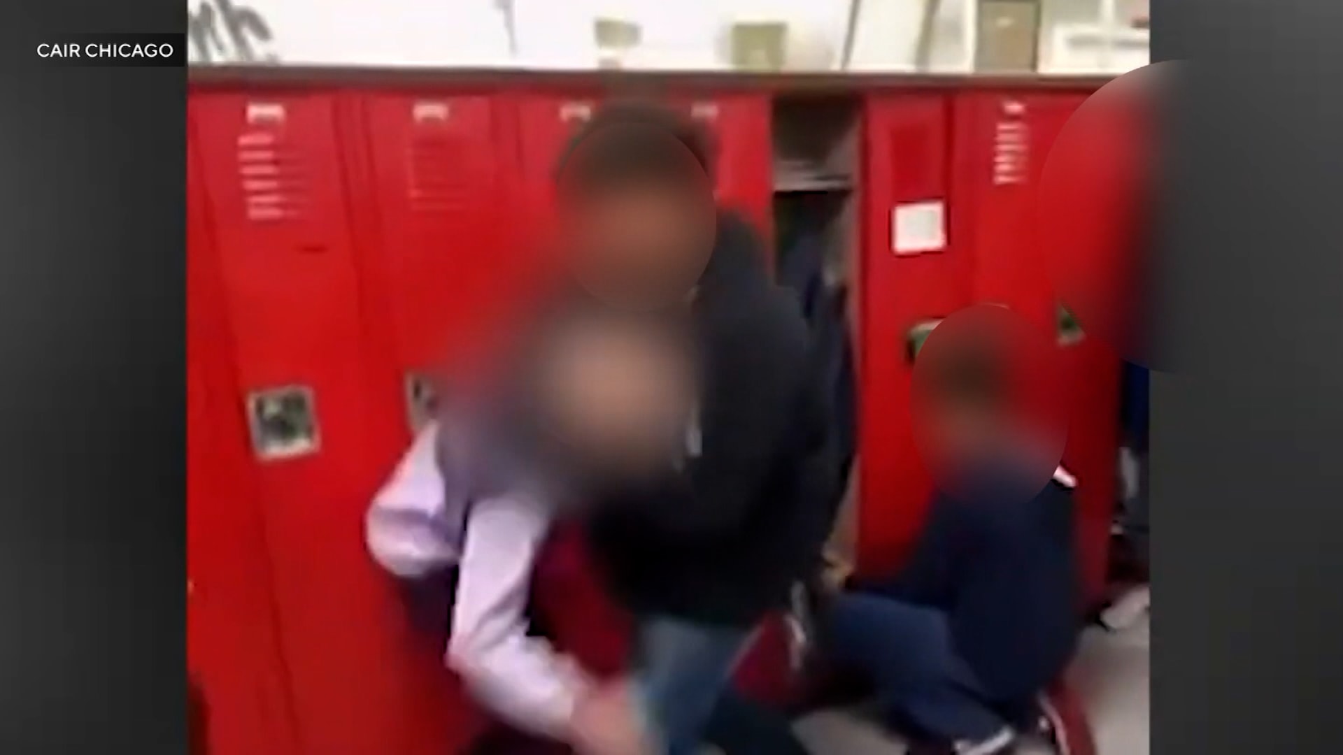 أمسكها من رقبتها ثم طرحها أرضًا.. شاهد طالبًا يهاجم فتاة محجبة بعنف في أمريكا 1 أمسكها من رقبتها ثم طرحها أرضًا.. شاهد طالبًا يهاجم فتاة محجبة بعنف في أمريكا