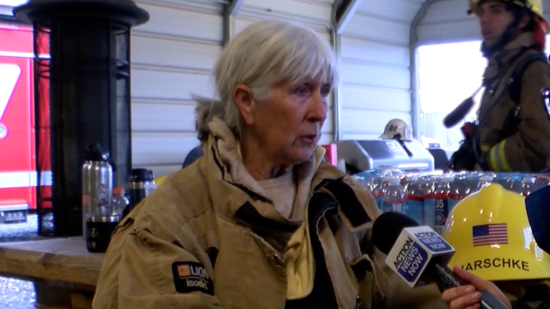 بعمر 75 عامًا.. تعرف على هذه السيدة التي تخرجت للتو لتكون سيدة إطفاء