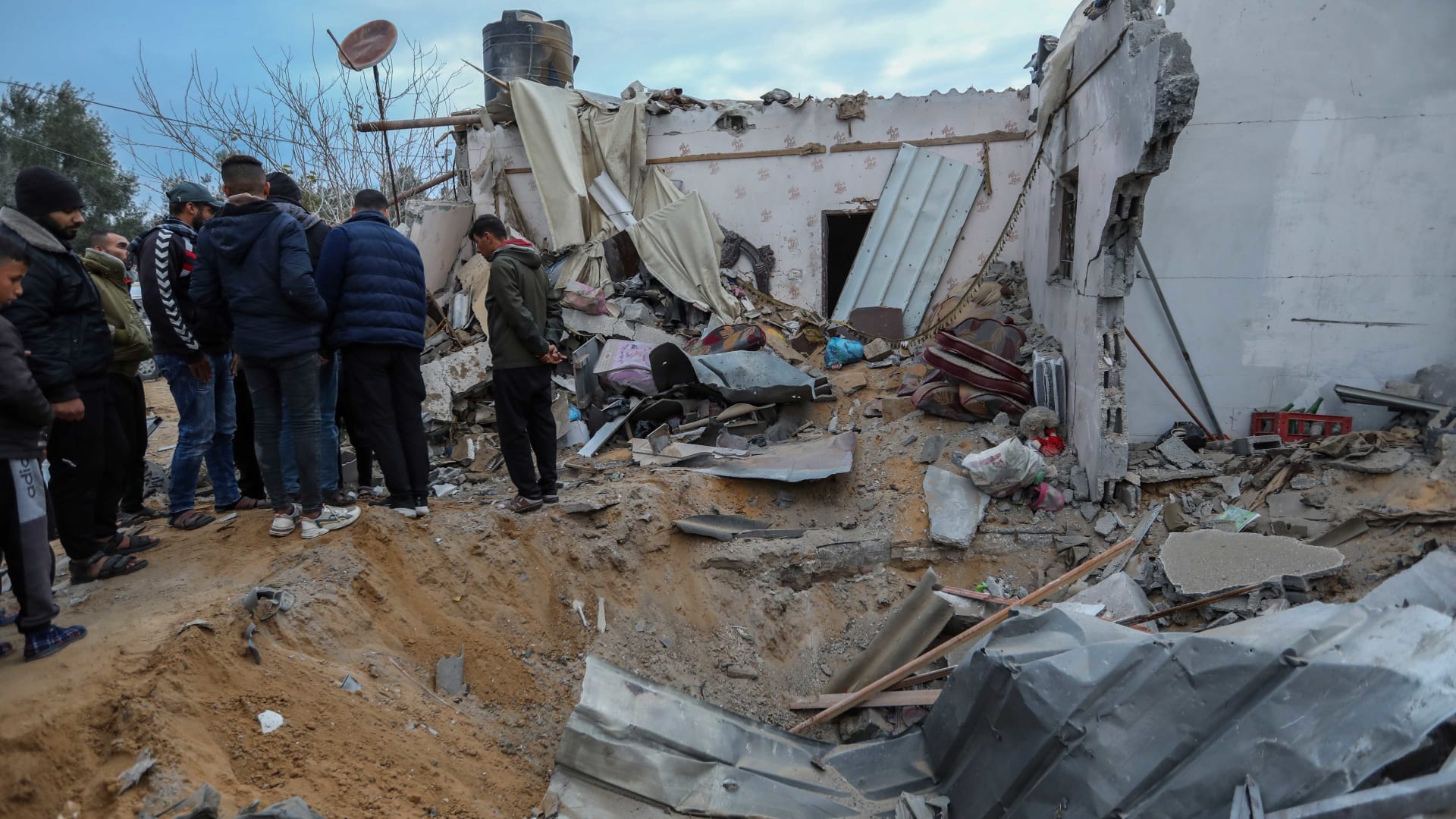 غزة: قتال متواصل وغارات إسرائيلية على مناطق متعددة وسط "خسائر مذهلة" 1 غزة: قتال متواصل وغارات إسرائيلية على مناطق متعددة وسط "خسائر مذهلة"