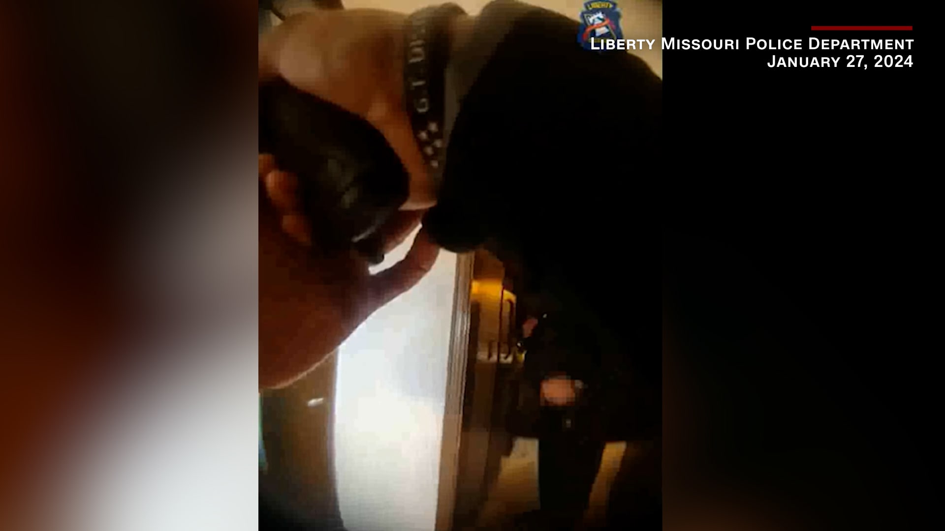 ضباط يستجيبون لإنذار منزل فيكتشفون أمرًا مضحكًا.. شاهد ما وجدوه أثناء تفتيش البيت 1 ضباط يستجيبون لإنذار منزل فيكتشفون أمرًا مضحكًا.. شاهد ما وجدوه أثناء تفتيش البيت