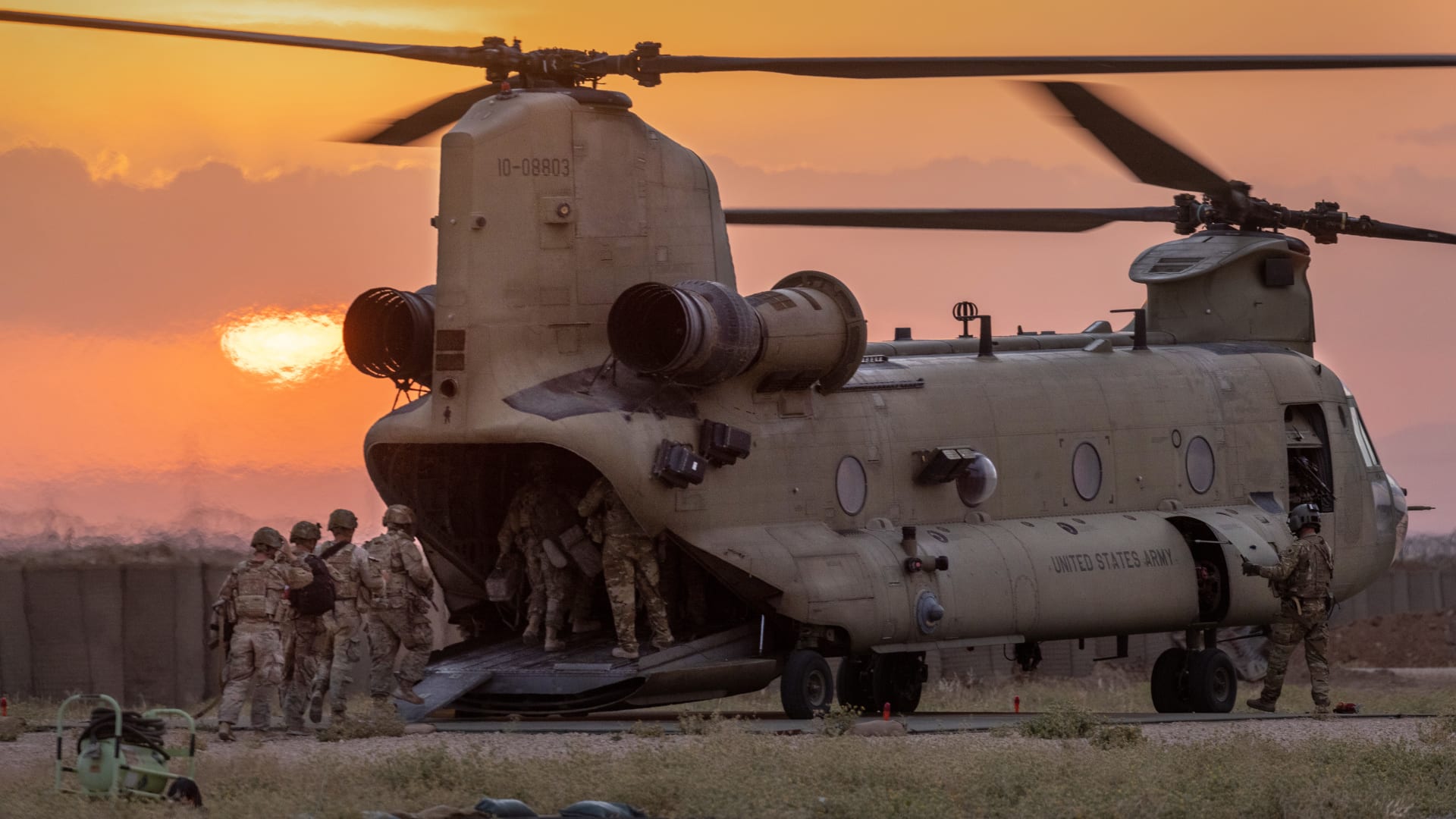 ما سبب استخدام أمريكا قاذفات B-1 في ضربتها على سوريا والعراق؟ خبير عسكري يوضح