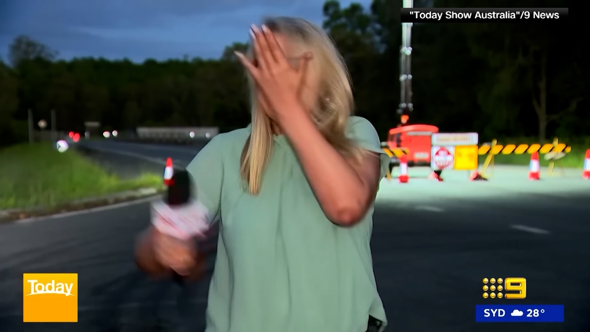 نجحت في قتل البعوض.. شاهد مذيعين ينهالون بالضحك بعدما صفعت مراسلة وجهها على الهواء مباشرة 1 نجحت في قتل البعوض.. شاهد مذيعين ينهالون بالضحك بعدما صفعت مراسلة وجهها على الهواء مباشرة