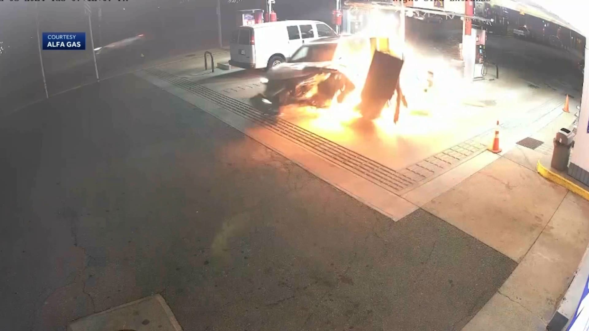 فيديو لحظة اصطدام سائقة سيارة بمضختي وقود واقتلاعهما.. شاهد ما حدث بعدها