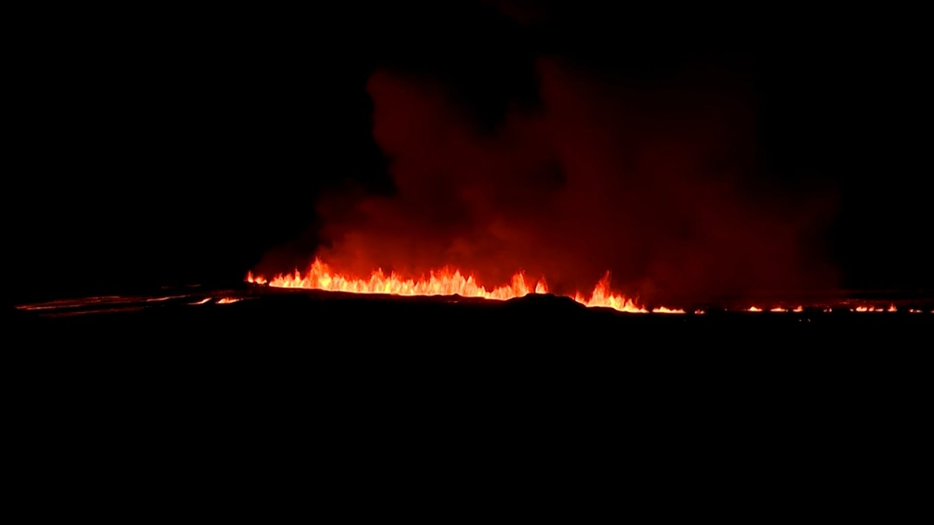 مشهد مذهل لتدفق حمم بركان جنوب غرب أيسلندا لحظة ثورانه 1 مشهد مذهل لتدفق حمم بركان جنوب غرب أيسلندا لحظة ثورانه