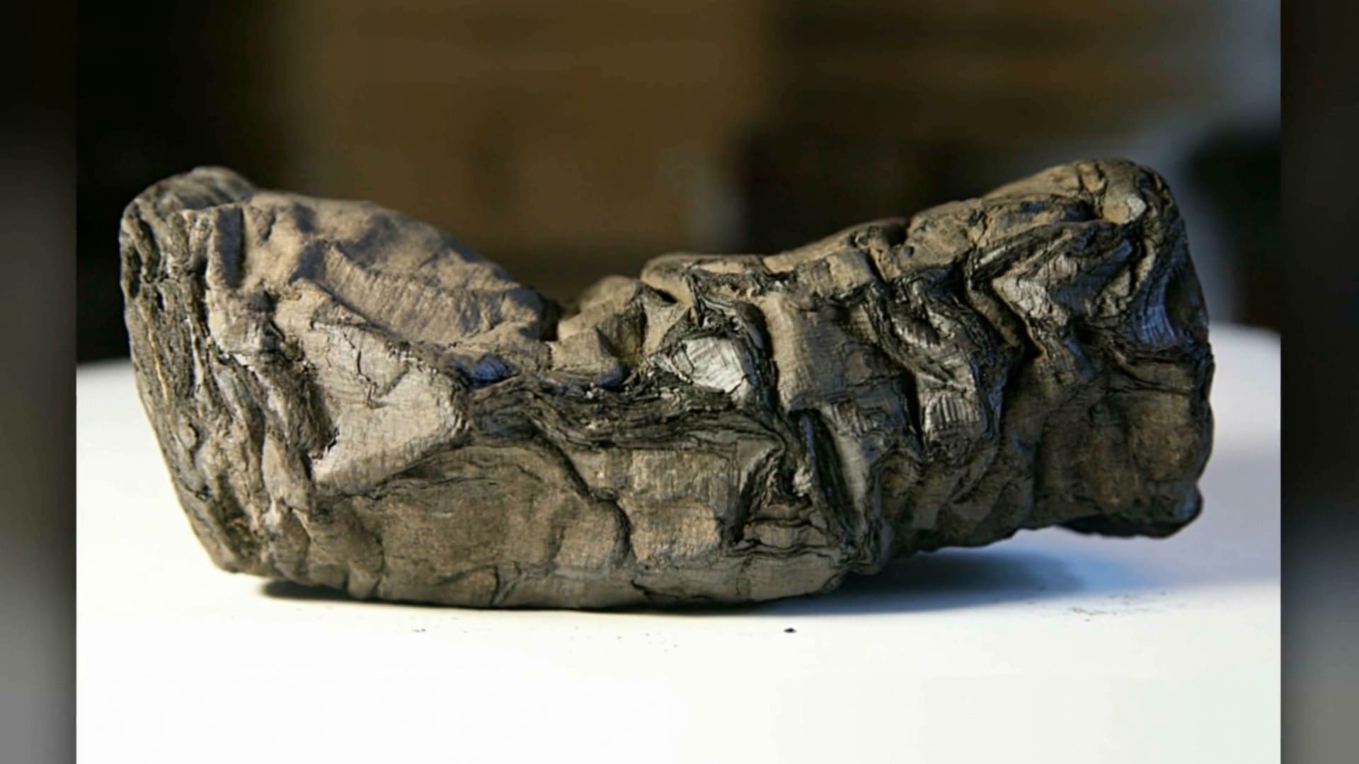 تم حرقها ودفنها منذ قرابة 2000 عام.. الذكاء الاصطناعي يكشف أسرار لفافة مخطوطة قديمة