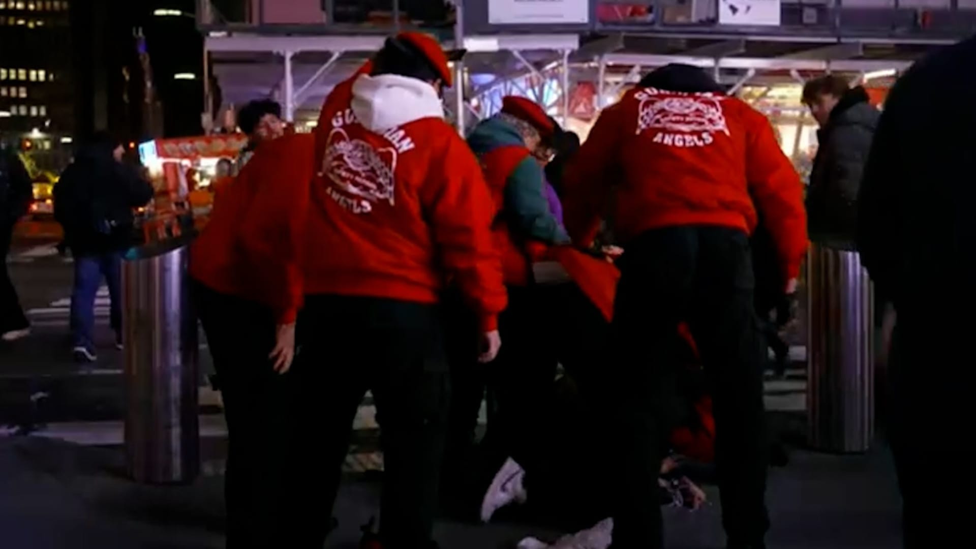 زعموا أنه يسرق.. مجموعة أمن أهلية تهاجم رجلاً أثناء مقابلة على الهواء