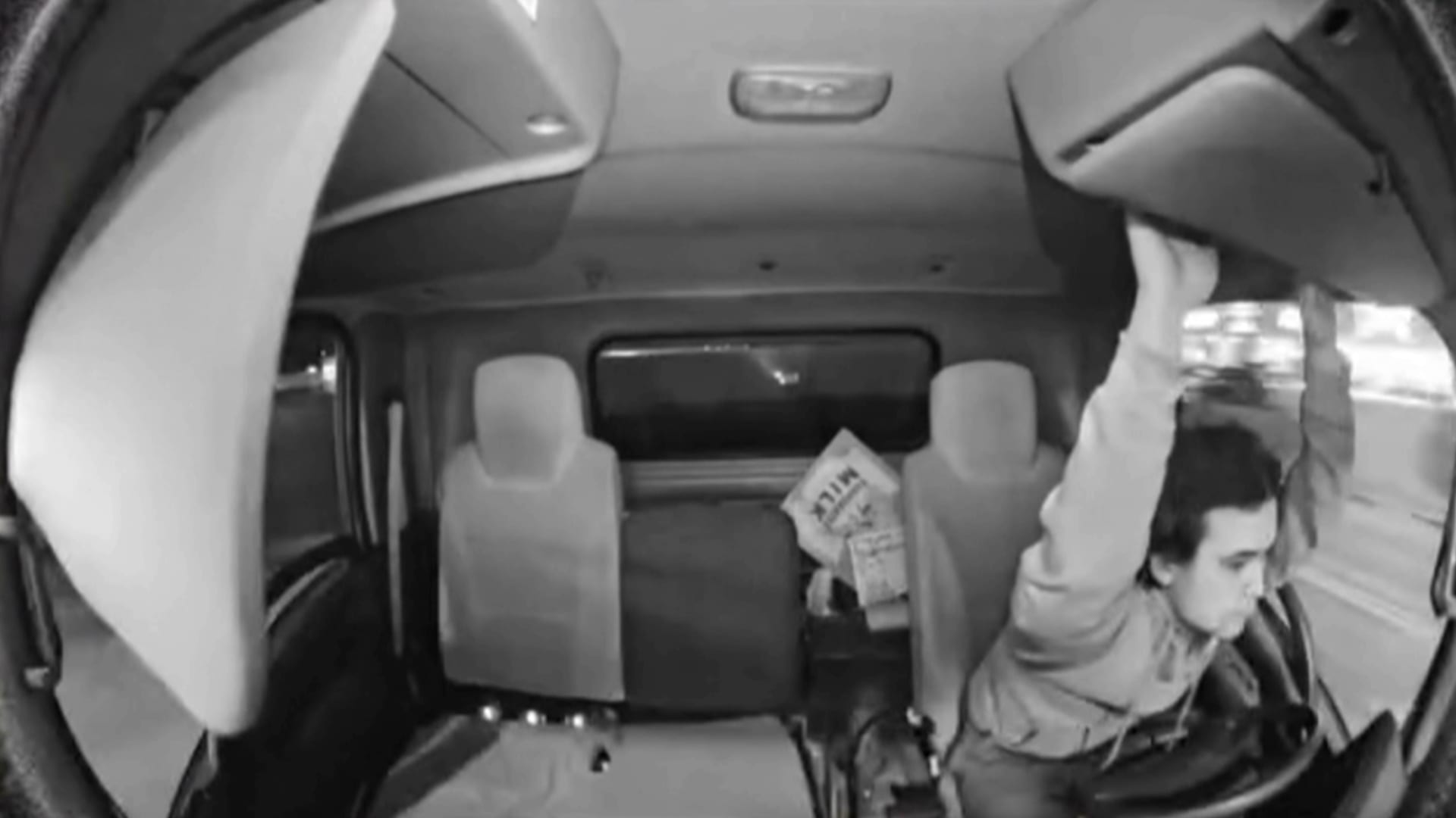 تحت تأثير مخدر.. شاهد ما فعله مشتبه به قاد شاحنة قمامة دون استعمال يديه