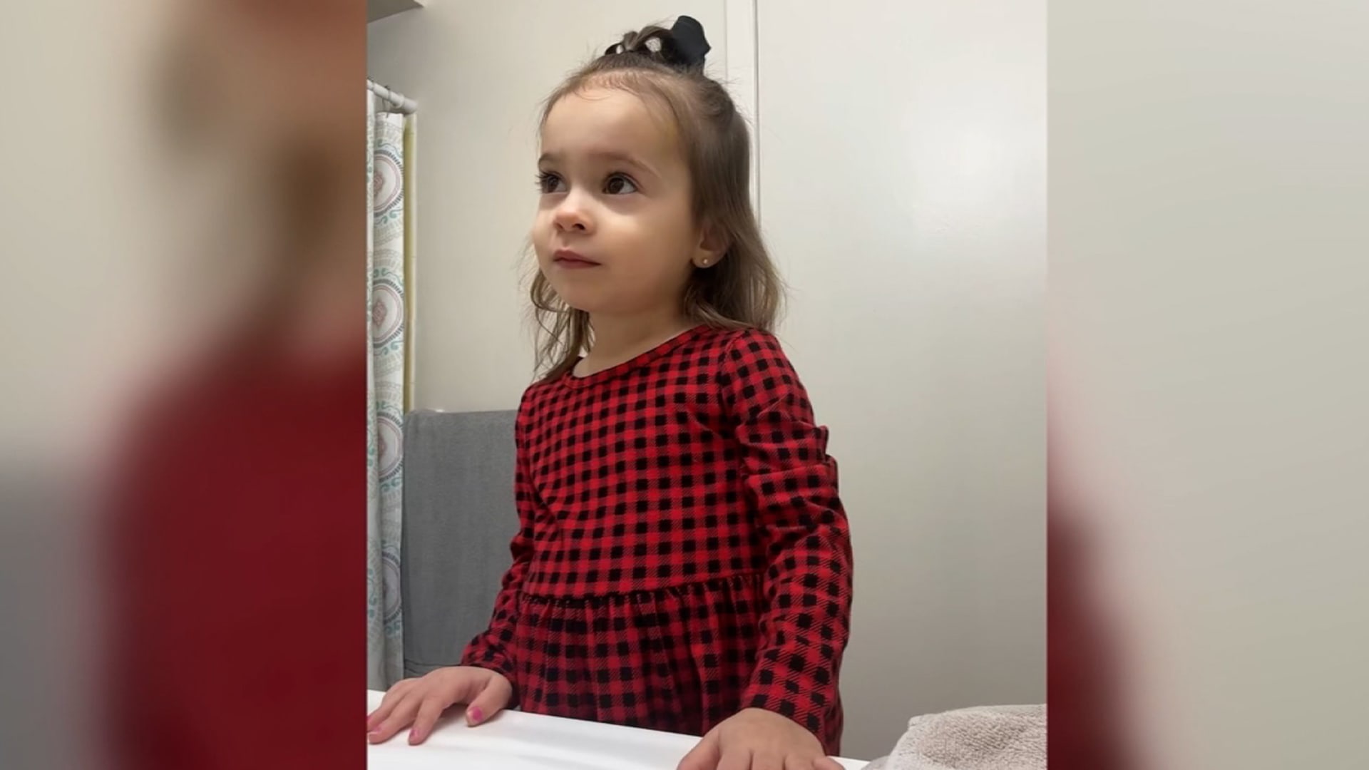 لن تصدق حتى تراها.. طفلة تدخل في فورة من "الشتائم" بفيديو متداول بشكل واسع