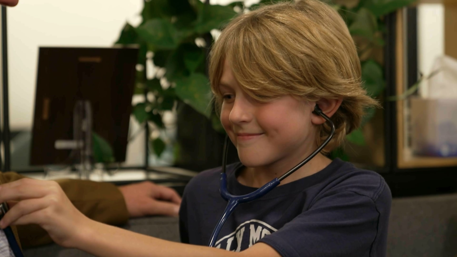 بطل في مماته أيضًا.. شاهد لحظة سماع أفراد عائلة لدقات قلب والدها في جسد رجل آخر