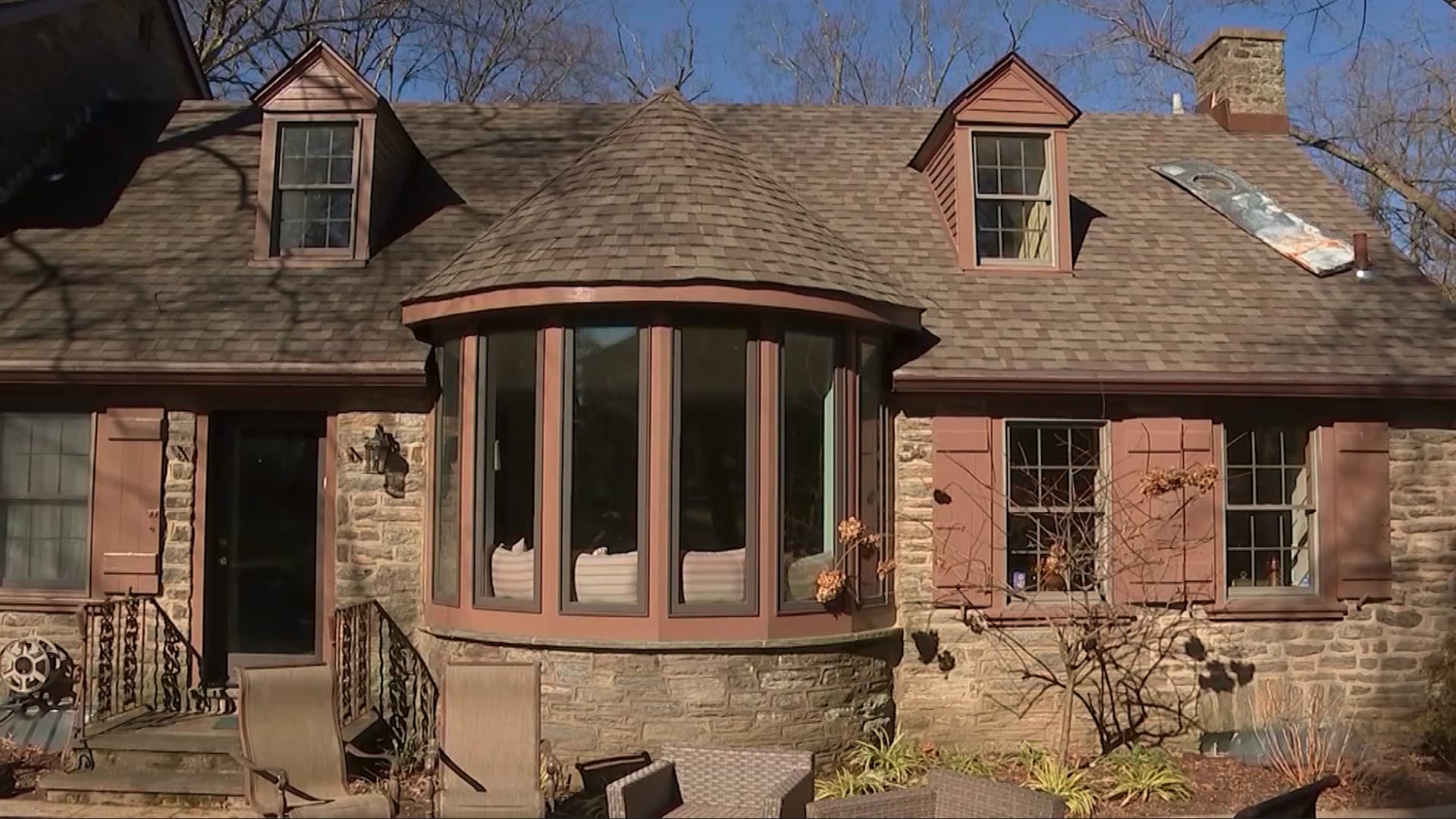 عائلة تتفاجأ بجسم غامض فوق سطح منزلهم.. وأحد أفرادها: من كائنات فضائية 4 عائلة تتفاجأ بجسم غامض فوق سطح منزلهم.. وأحد أفرادها: من كائنات فضائية