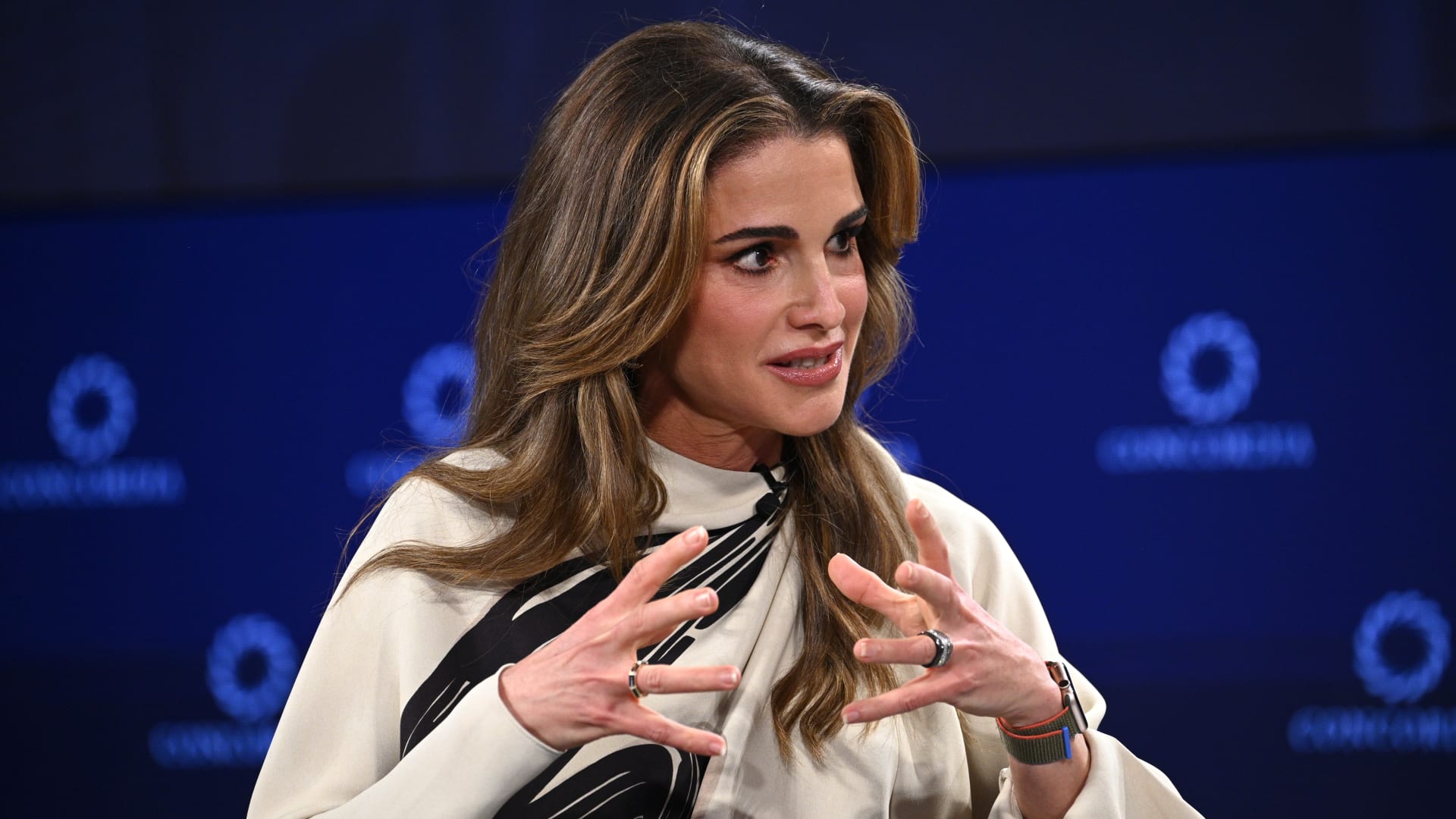 تداول لقطات للملكة رانيا مع الشيخة موزا.. وهذا ماقالته عن خسارة الأردن لقب كأس آسيا