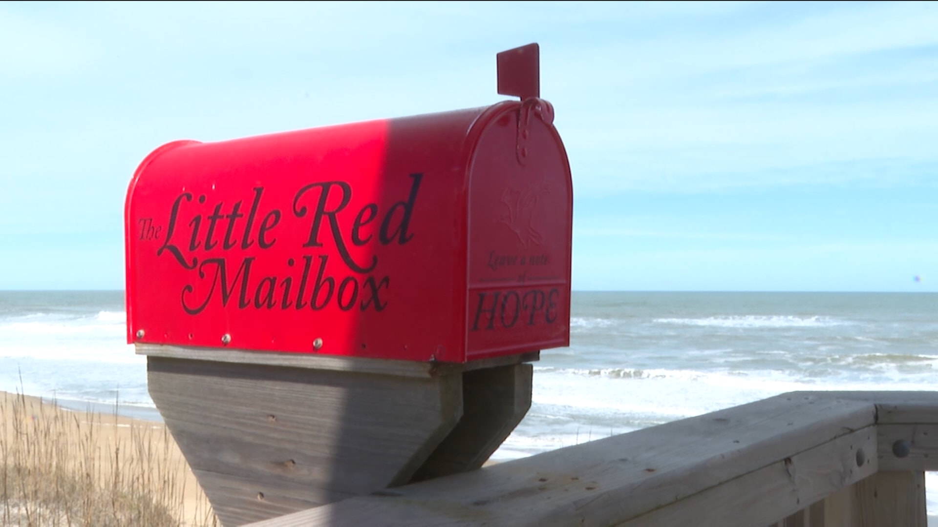 في أمريكا.. هكذا أصبحت صناديق بريد حمراء ملاذًا في أوقات الفرح والشدة