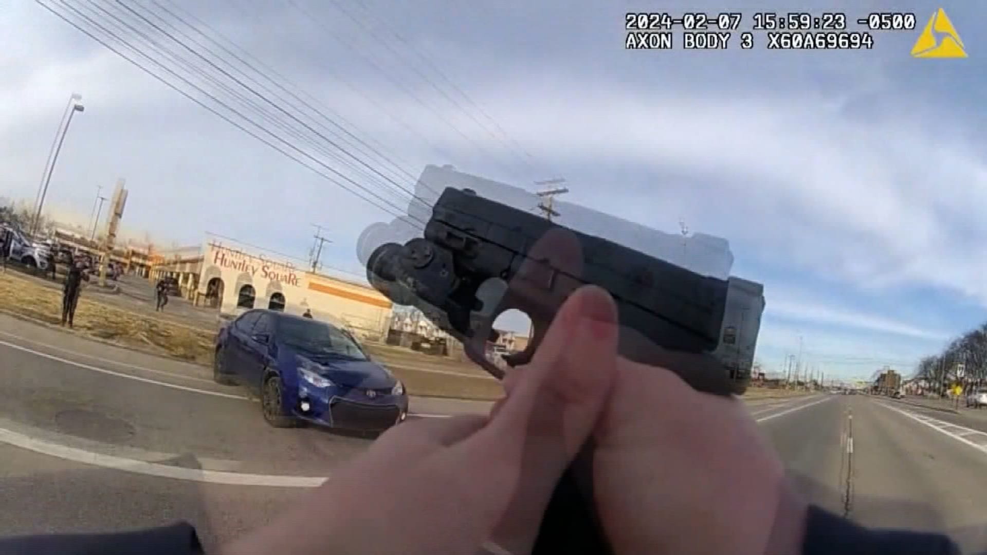 أطلق عليها النار من مسافة صفر.. شاهد ما فعله شرطي عندما صدمته فتاة تقود سيارة مسروقة