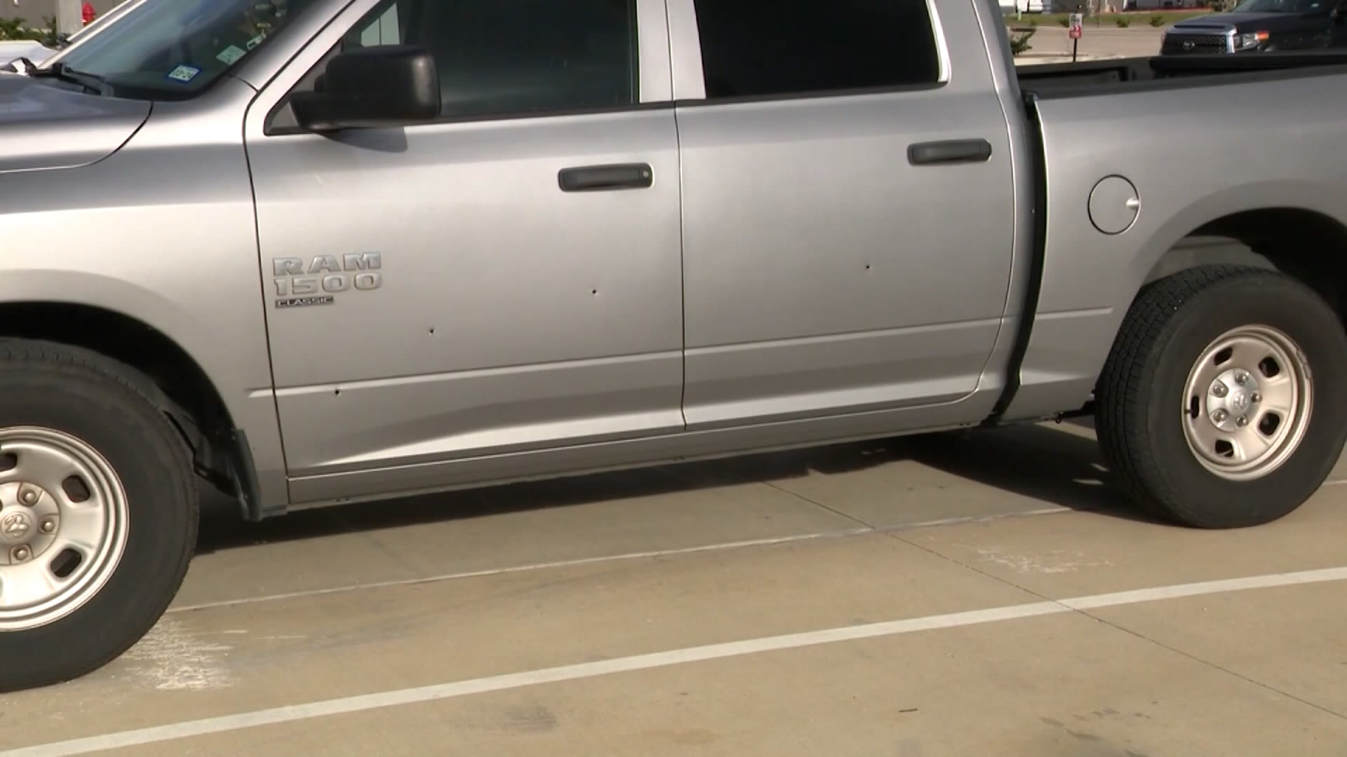 اخترقت الباب و"أصابت حذاءه".. طلقات نارية تضرب مركبتين في حادثين منفصلين على الطريق