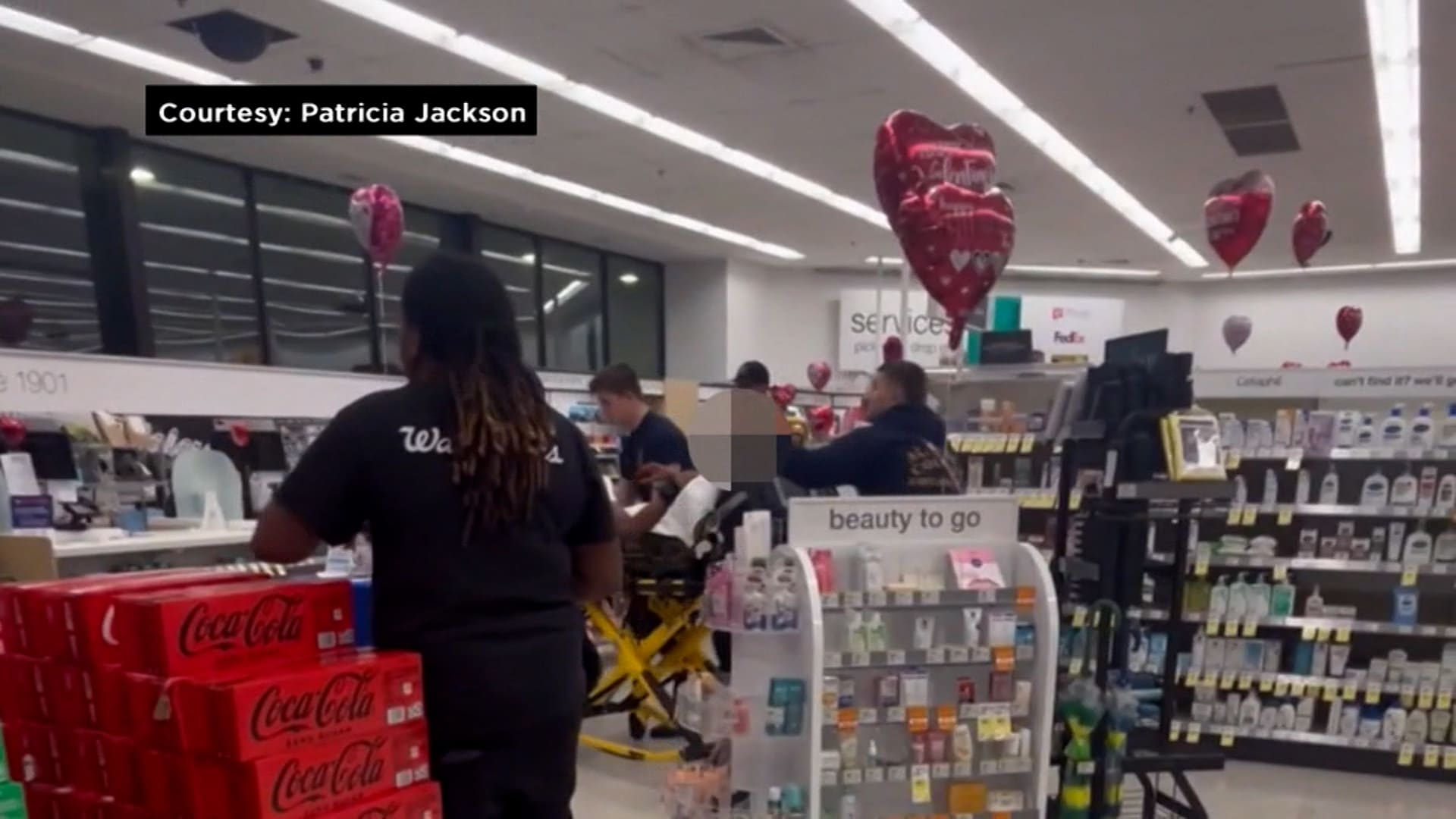 قفز من الطابق الـ3 هربًا من تعنيف والده.. شاهد مسعفين يندفعون لإنقاذ صبي ملطخ بالدماء