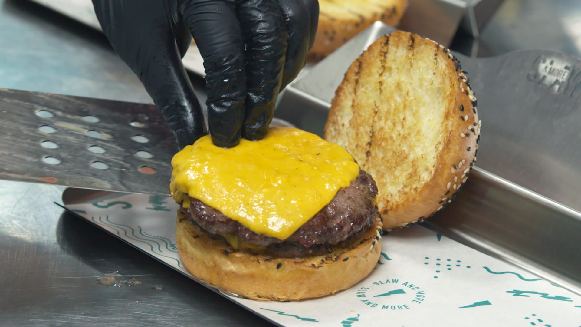 شطيرة برغر بمفهوم مبتكر يُقدمها هذا المطعم في أبوظبي.. ما سرّه؟