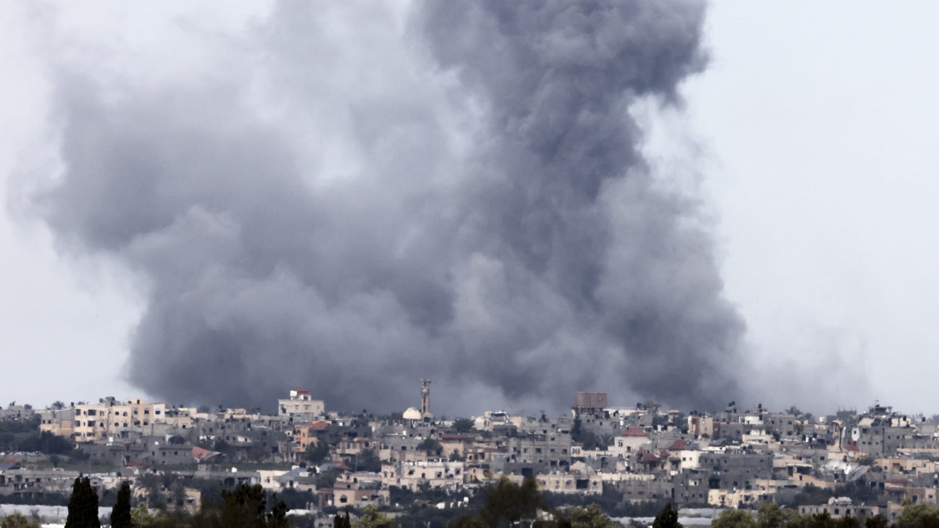 فيديو يظهر لحظة وقوع غارات إسرائيلية في رفح جنوب قطاع غزة