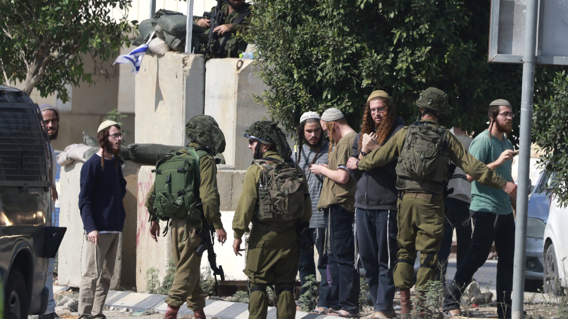 مستوطنون في زي عسكري ومسؤول بالجيش الإسرائيلي لم يميزهم.. شاهد ما نقلته مراسلة CNN من قلب الخليل