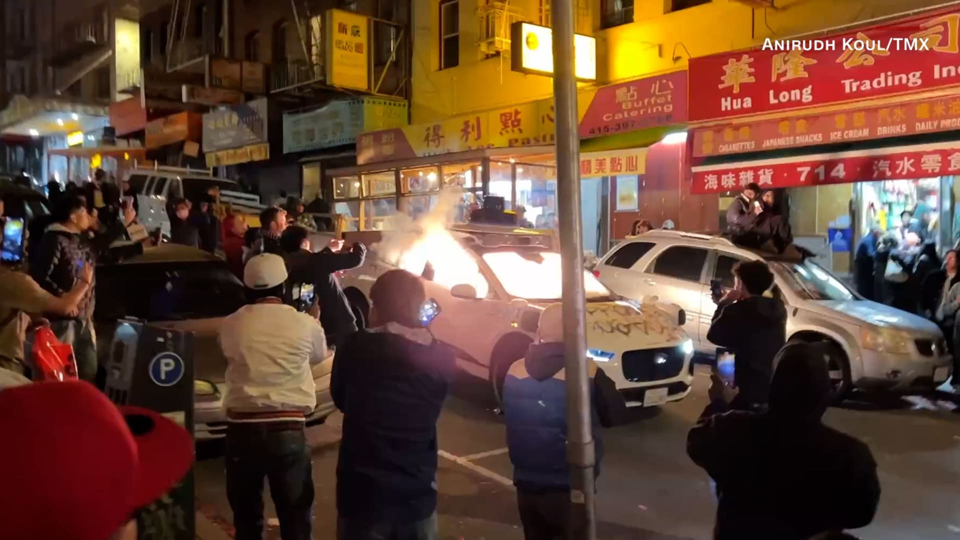 دون تدخل أحد.. أشخاص يحطمون ويضرمون النار بسيارة ذاتية القيادة