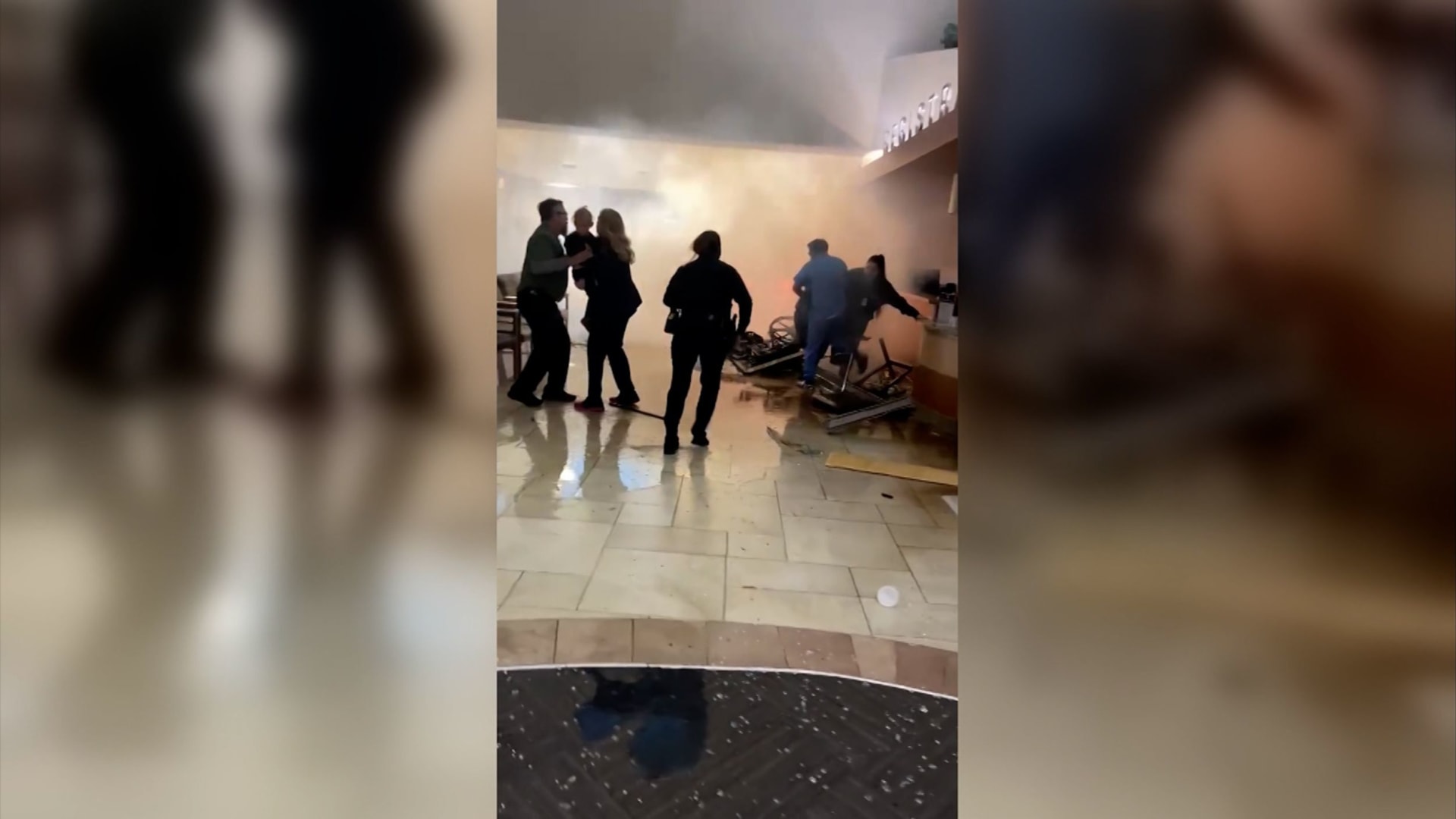 اخترقت غرفة الطوارئ.. شاهد اصطدام سيارة بمركز طبي لتخلّف ضحايا وفوضى عارمة