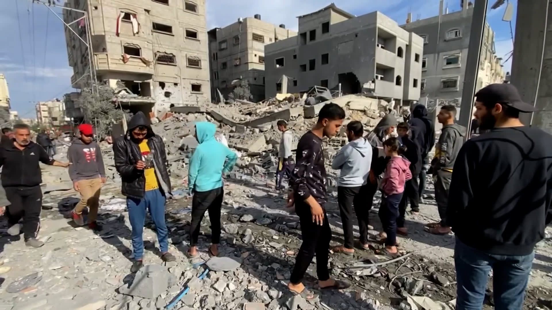 كابوس رفح يستمر.. فلسطينيون يفرّون من المدينة قبيل التوغل البري الإسرائيلي المتوقع