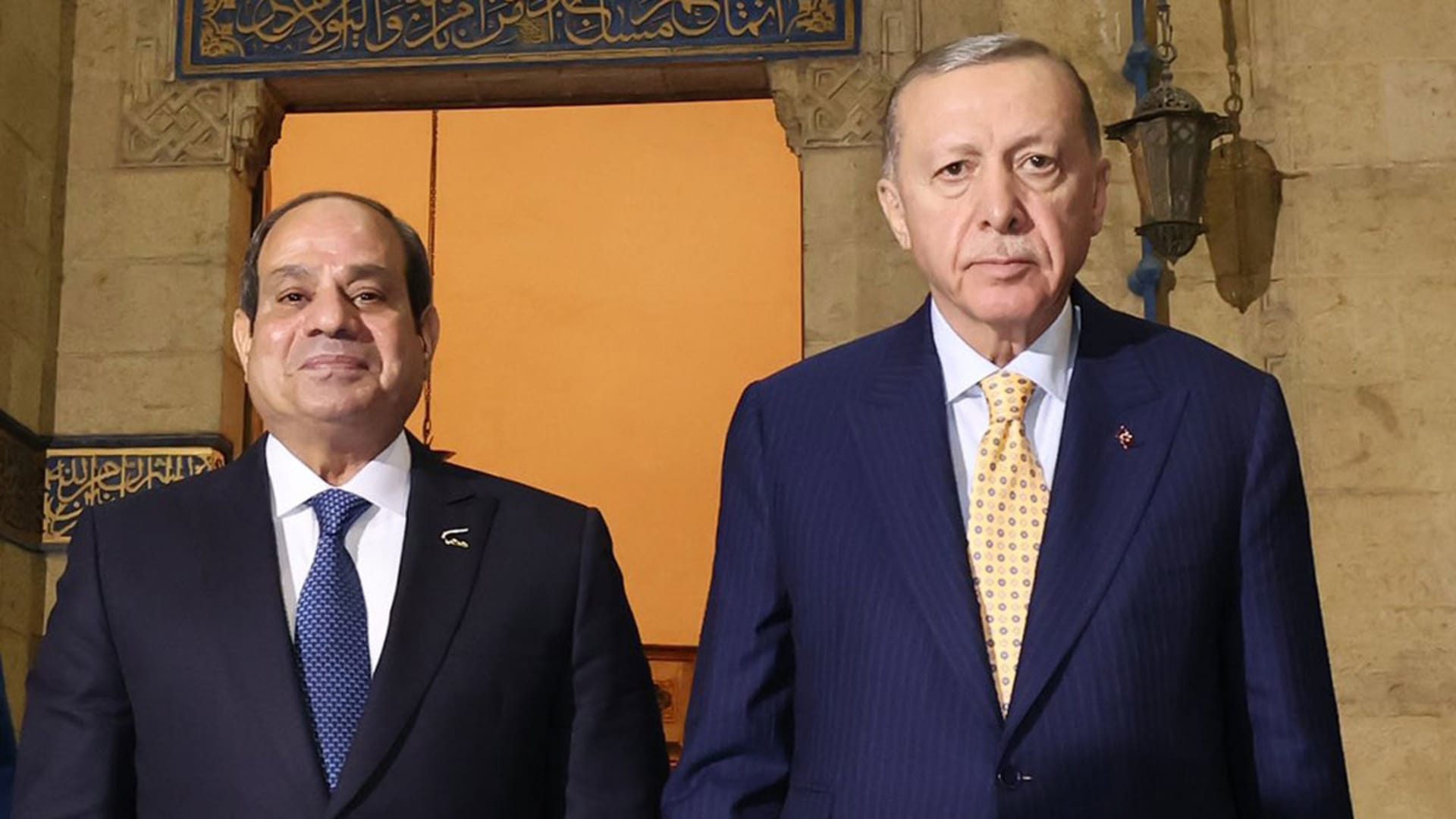 قراءة لغة جسد أردوغان والسيسي بأول لقاء بعد 11 عاما يثير تفاعلا