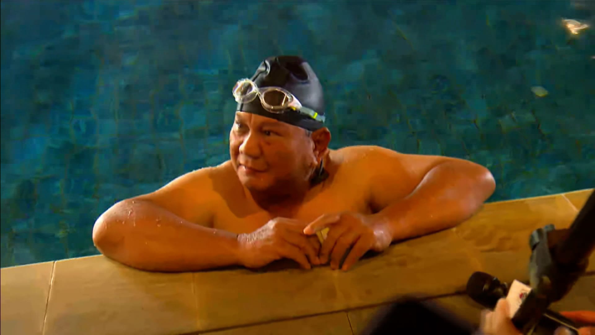 بطريقة لا تخطر على البال.. شاهد مرشحًا لرئاسة إندونيسيا يدلي بتصريحات لصحفيين وهو يسبح