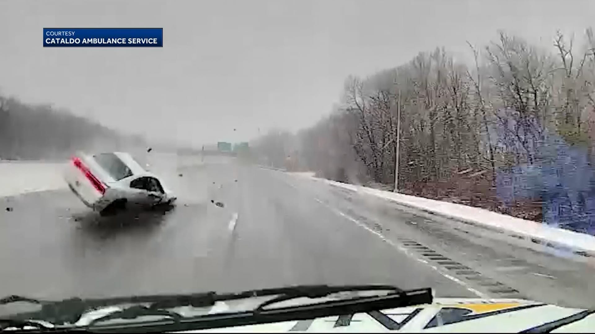 سائق إسعاف يتفاجأ بسيارة تتدحرج أمامه على طريق ثلجي.. شاهد ما فعله في آخر لحظة