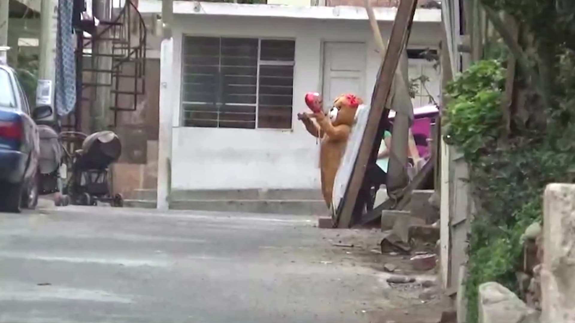 شرطي يقبض على تاجرة مخدرات بطريقة رومانسية.. شاهد كيف