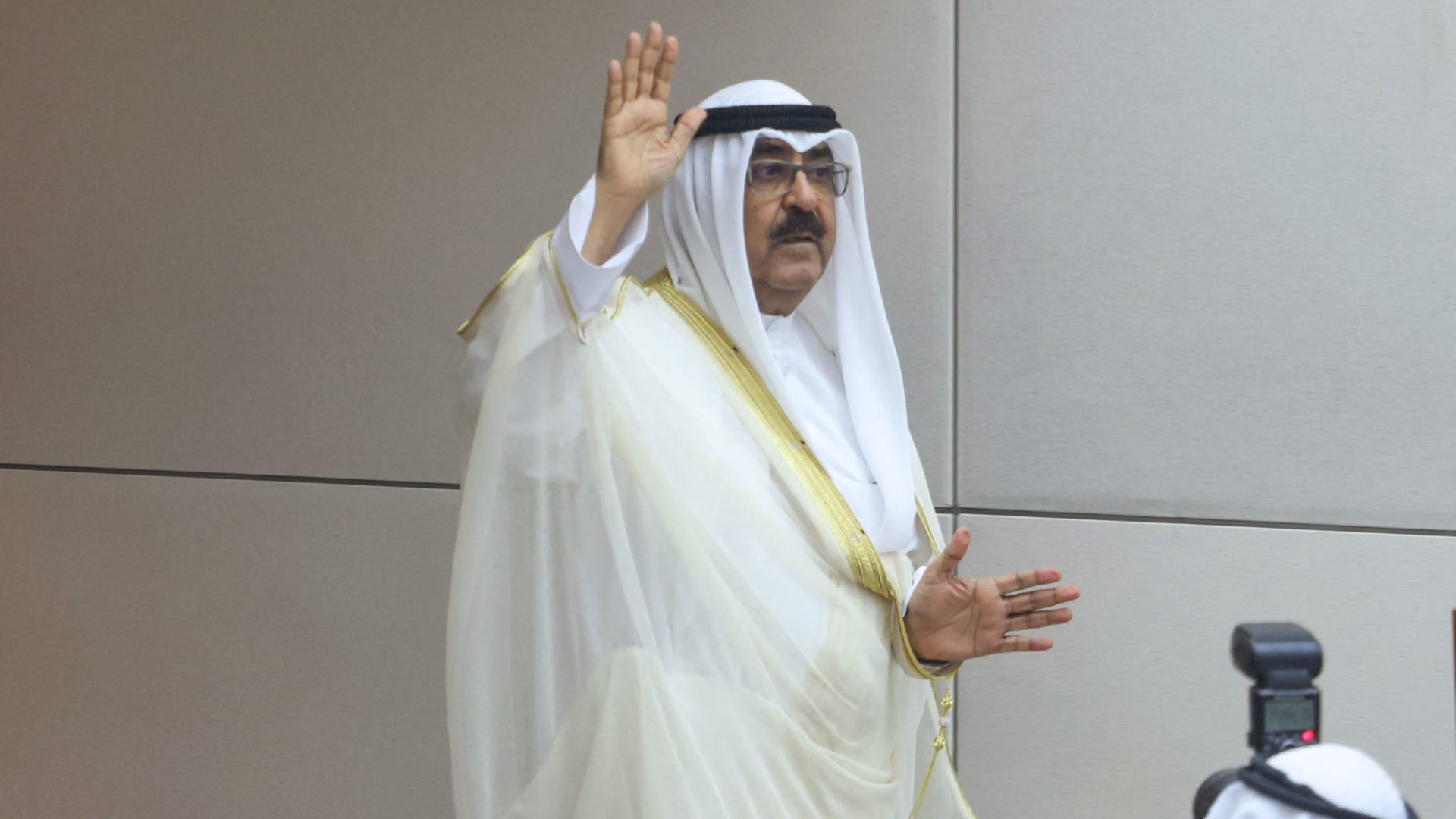 شاهد لحظة إعلان وفاة أمير الكويت الشيخ نواف الأحمد الجابر الصباح