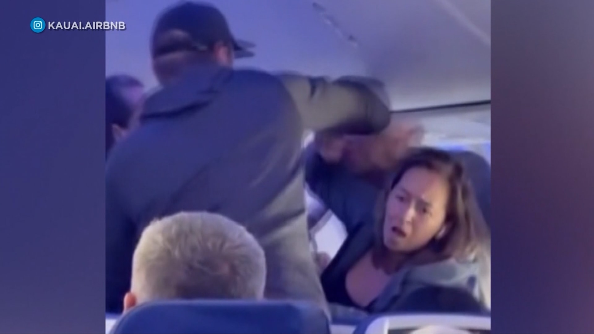 "رفض التوقّف عن إزعاج زوجته" فأوسعه ضربًا.. شاهد لحظة نشوب عراك على متن طائرة