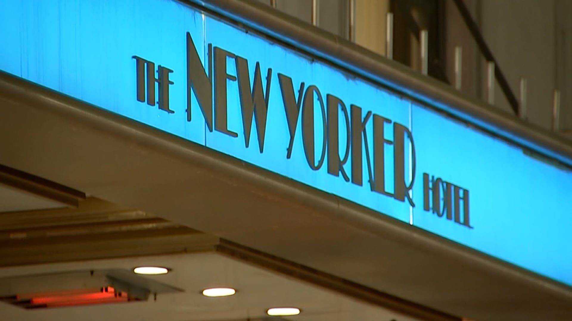 رجل يقيم بفندق شهير في نيويورك ويرفض مغادرته قبل أن يدعي أنه يملكه بالكامل.. ما القصة؟
