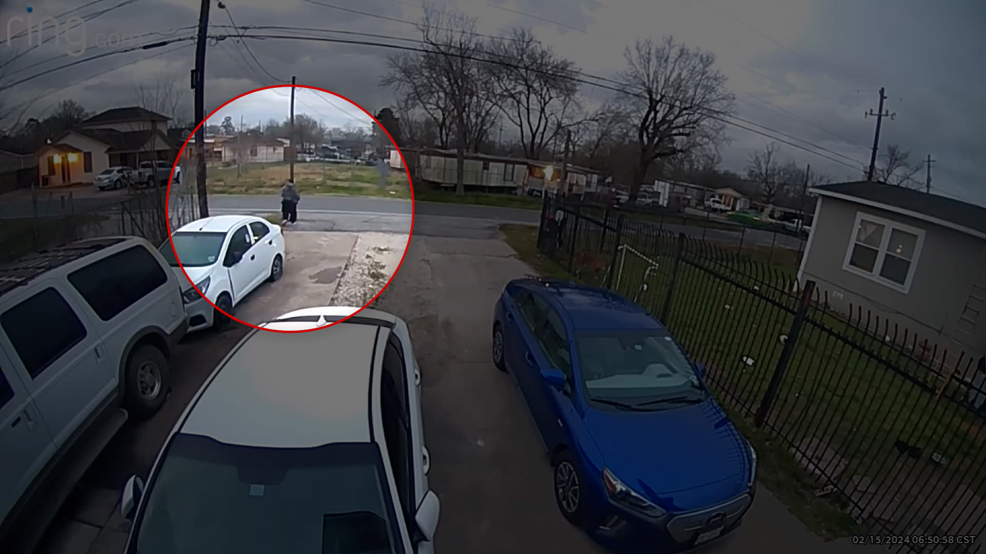 هاجمه دون تردد.. مراهق يعترض مشتبهًا به ويرديه قتيلًا بعدما حاول اقتحام المنزل