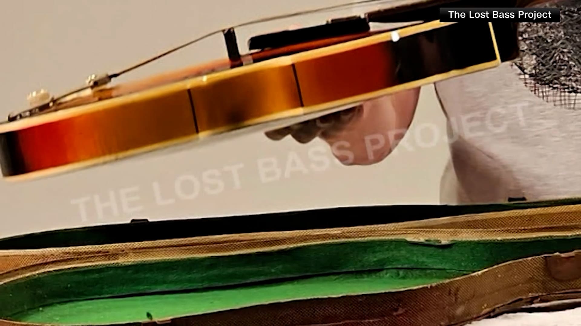 شقت طريقًا طويلًا للعودة إلى مالكها الحقيقي.. العثور على آلة موسيقية مسروقة بعد أكثر من 50 عامًا