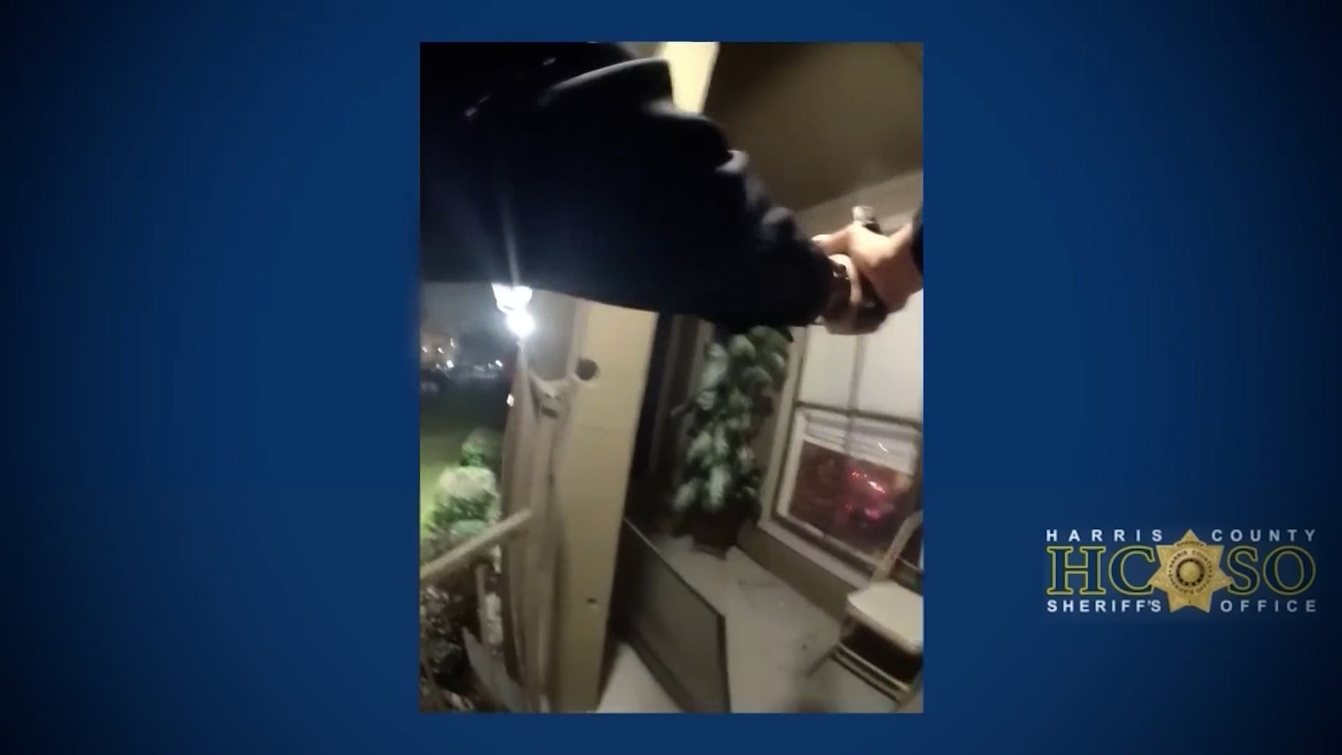 "ظنا أنها متسللة".. شاهد لحظة إطلاق ضابطين عدة رصاصات على سيدة بالخطأ 4 "ظنا أنها متسللة".. شاهد لحظة إطلاق ضابطين عدة رصاصات على سيدة بالخطأ