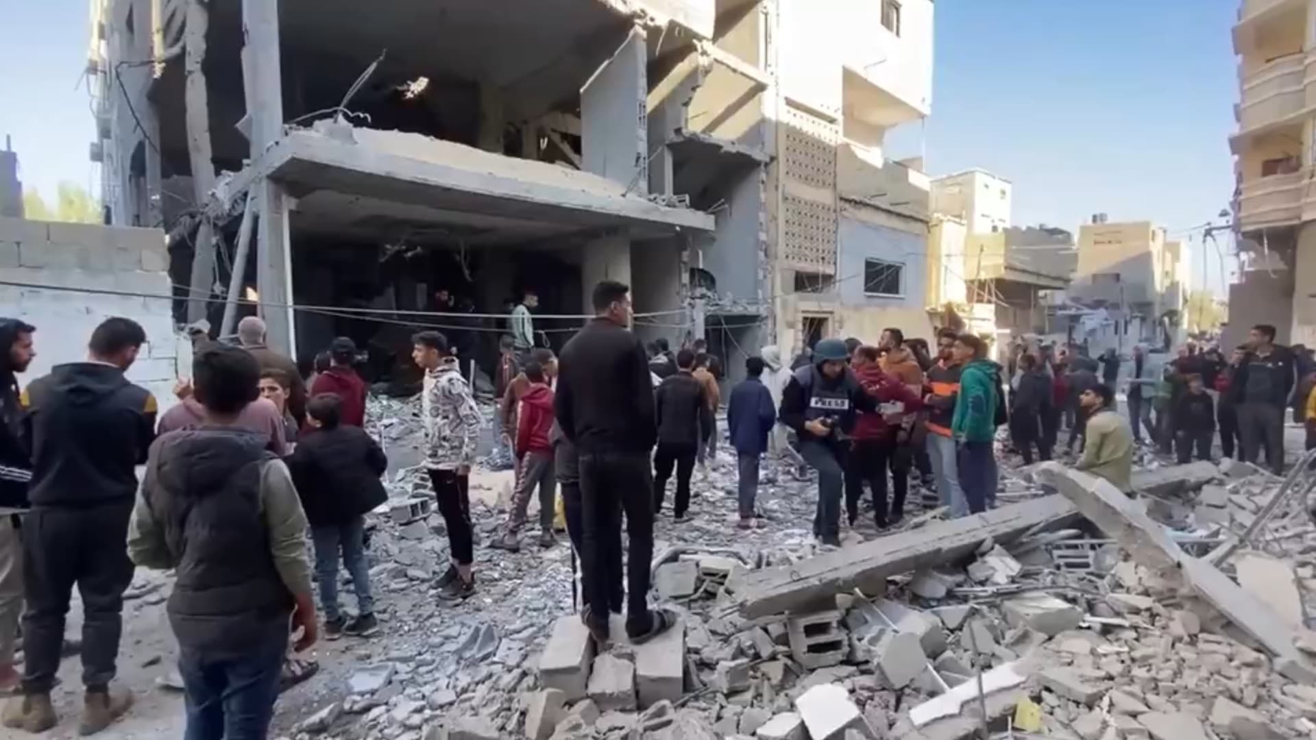 شاهد ما أحدثته غارة جوية إسرائيلية على دير البلح وسط غزة 4 شاهد ما أحدثته غارة جوية إسرائيلية على دير البلح وسط غزة