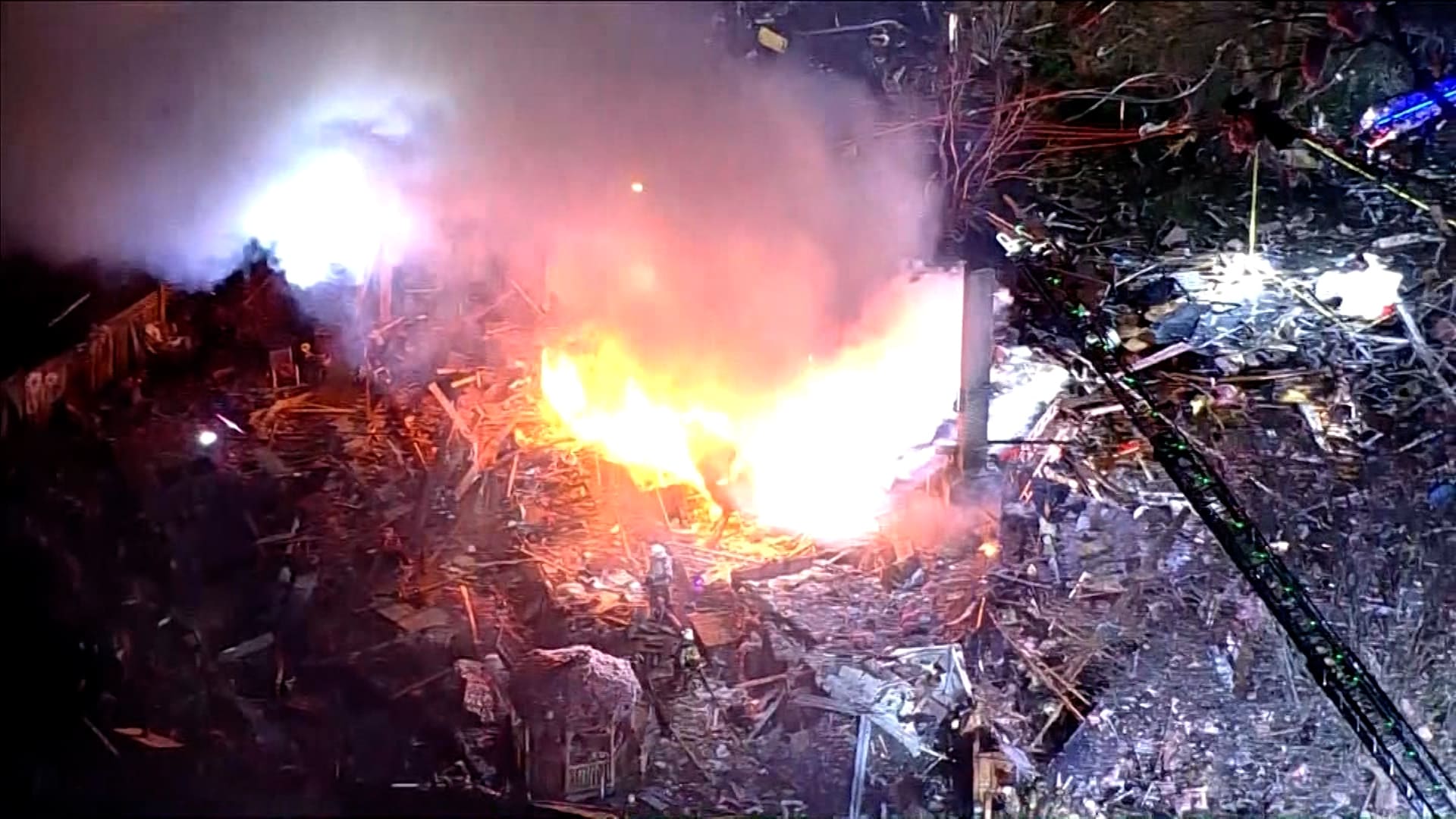 أسفر عن مقتل رجل إطفاء.. تسرب خزان غاز البروبان سعة 500 غالون تحت الأرض يؤدي إلى "انفجار كارثي" 2 أسفر عن مقتل رجل إطفاء.. تسرب خزان غاز البروبان سعة 500 غالون تحت الأرض يؤدي إلى "انفجار كارثي"