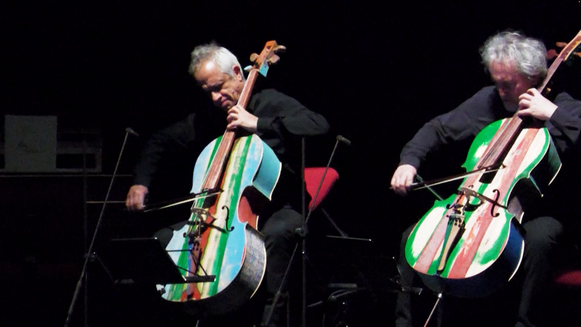 سجناء في إيطاليا يحوّلون أخشاب قوارب المهاجرين إلى آلات موسيقية مذهلة