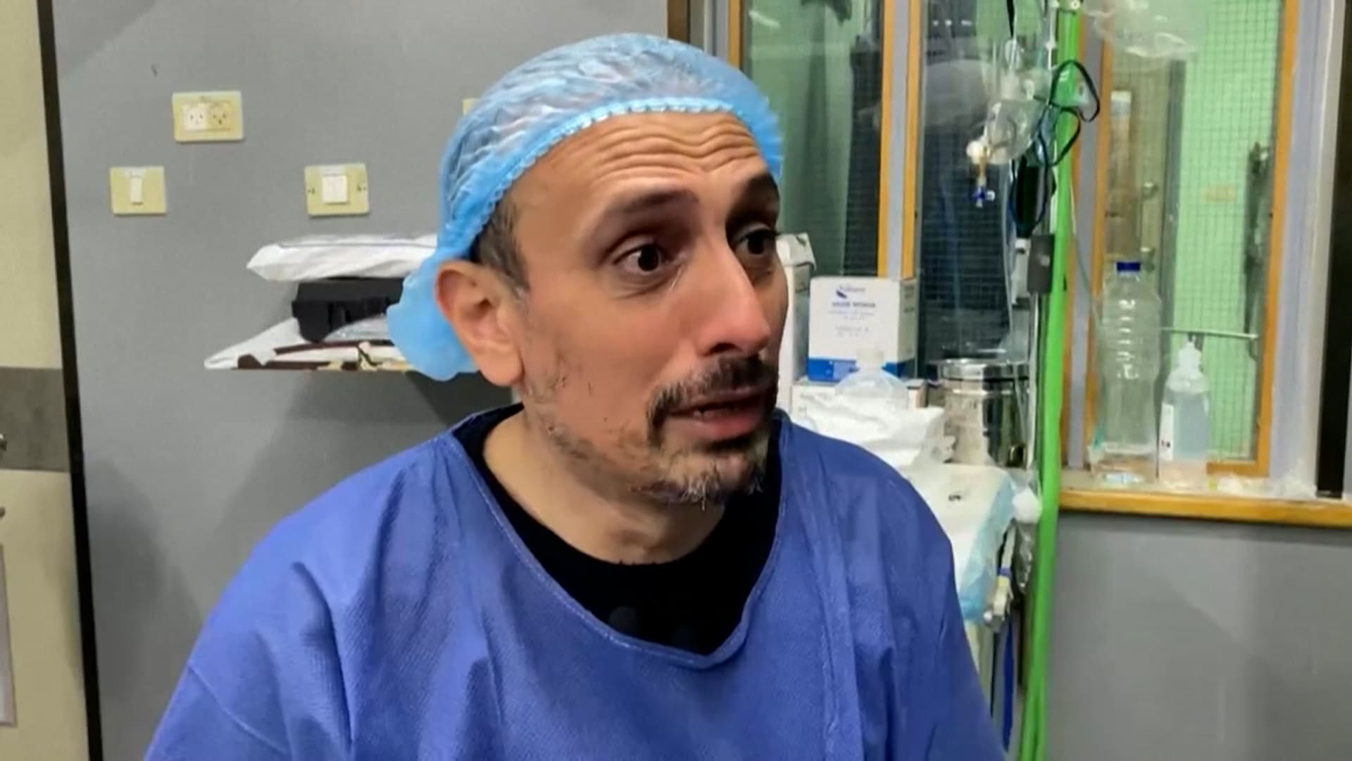 "كم منا يجب أن يموت؟".. طبيب بمستشفى ناصر في خان يونس باكيًا ويطلب وقف إطلاق النار