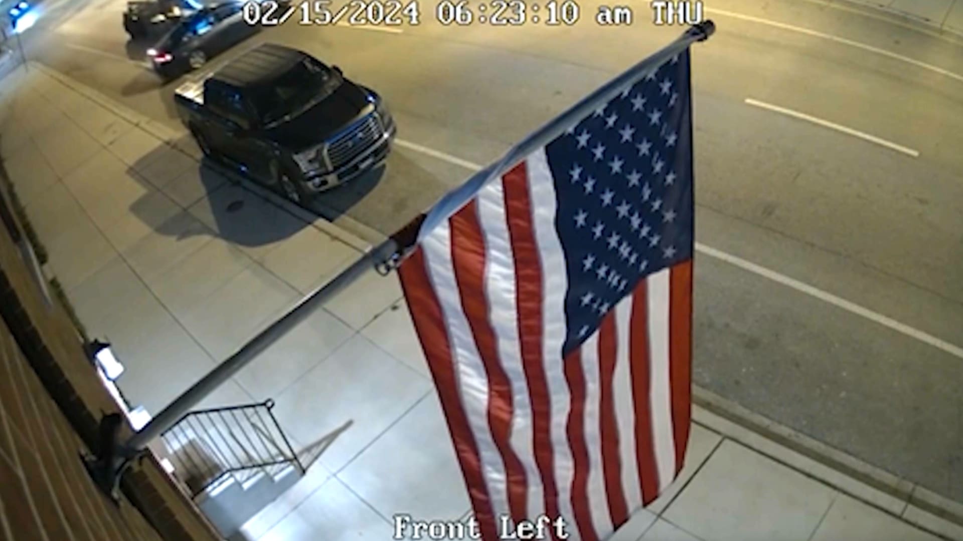 جره عبر الطريق 20 ثانية.. شاهد ما فعله سائق شاحنة بعد صدمه سيارة