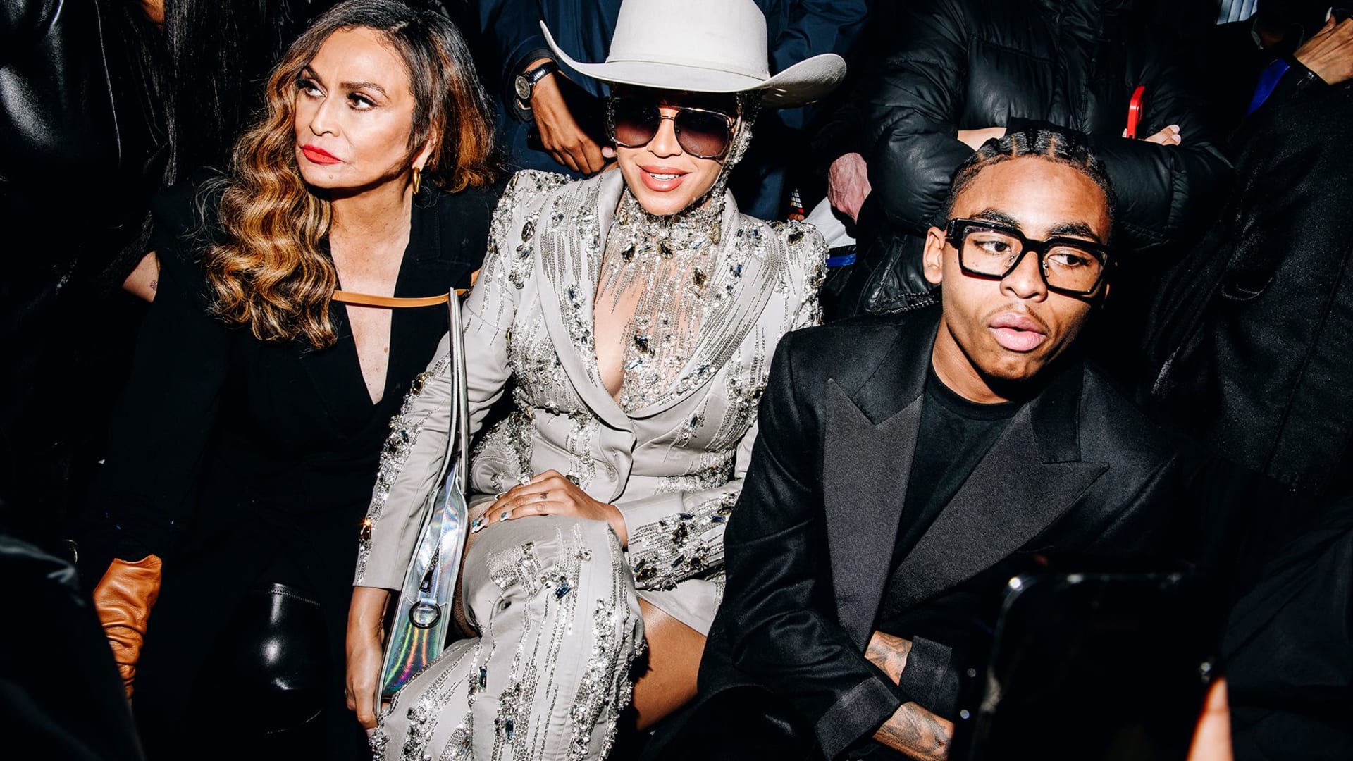 من بيونسيه إلى بيلا حديد.. هوس بموضة رعاة البقر يجتاح عالم الأزياء