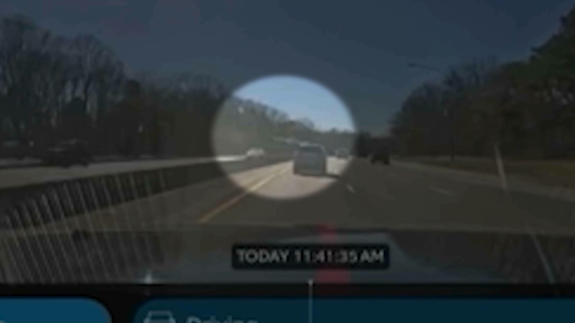 لحظة مخيفة لهبوط طائرة على طريق سريع وكاميرا شاهد عيان ترصد المشهد