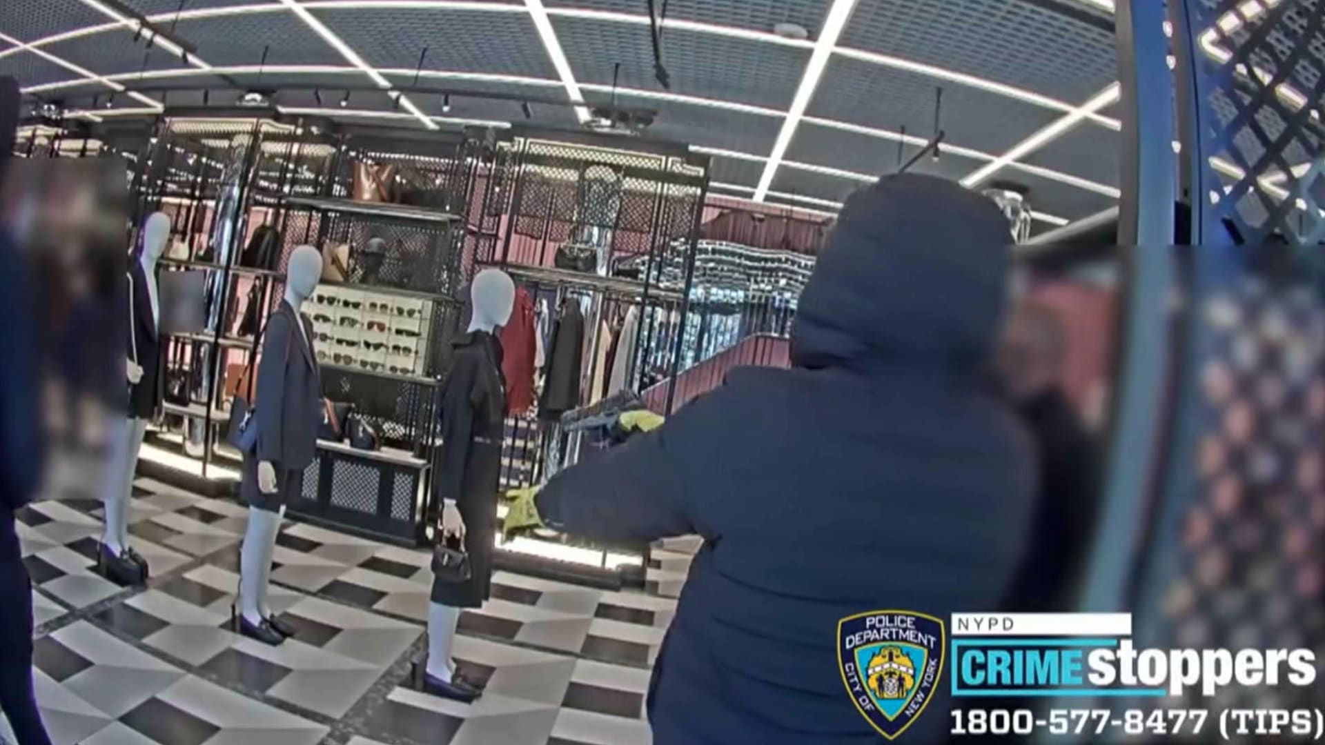 في وضح النهار وأمام الناس.. لحظة وقوع سطو مسلح على متجر "غوتشي" شاهد ما حدث