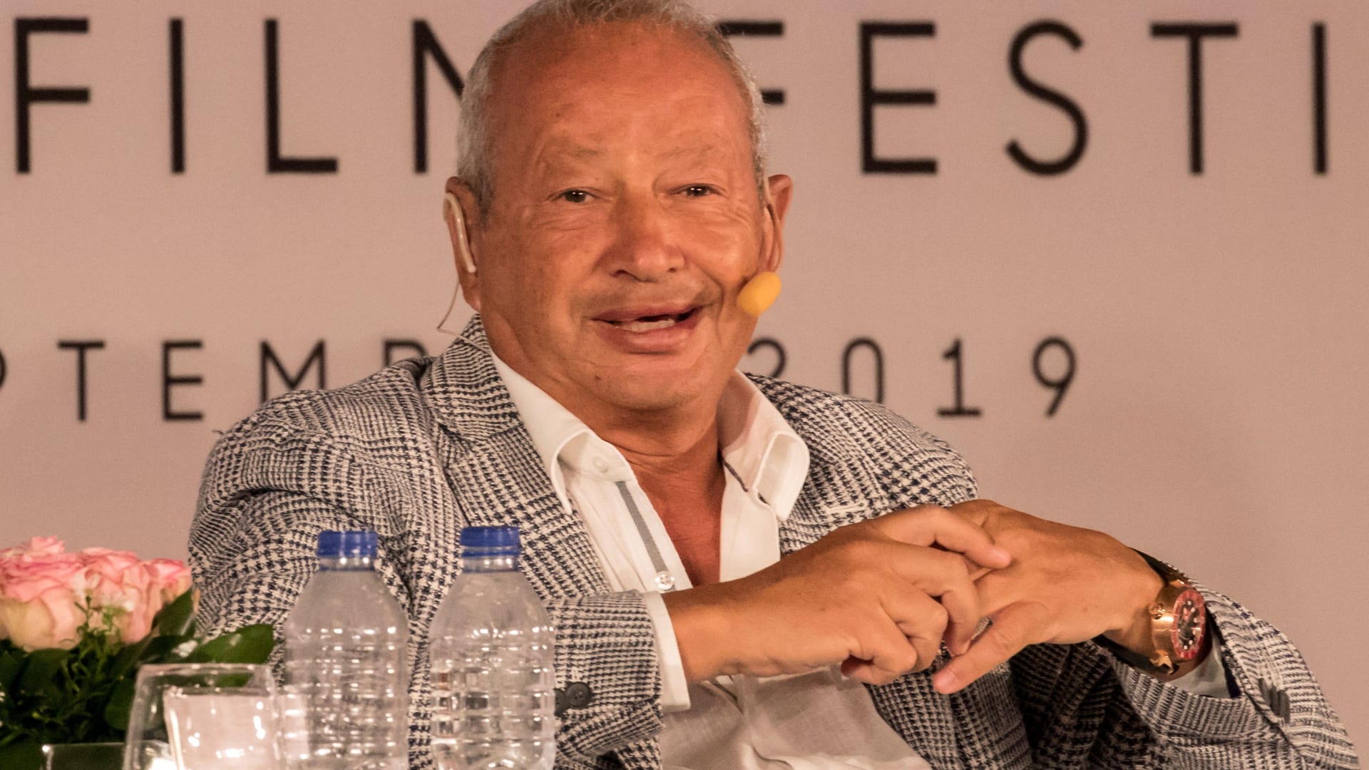 "قول للحكومة علشان تقولنا".. ساويرس يُعلق على إعلان مجلس الوزراء المصري عن "أكبر صفقة استثمار مباشر"