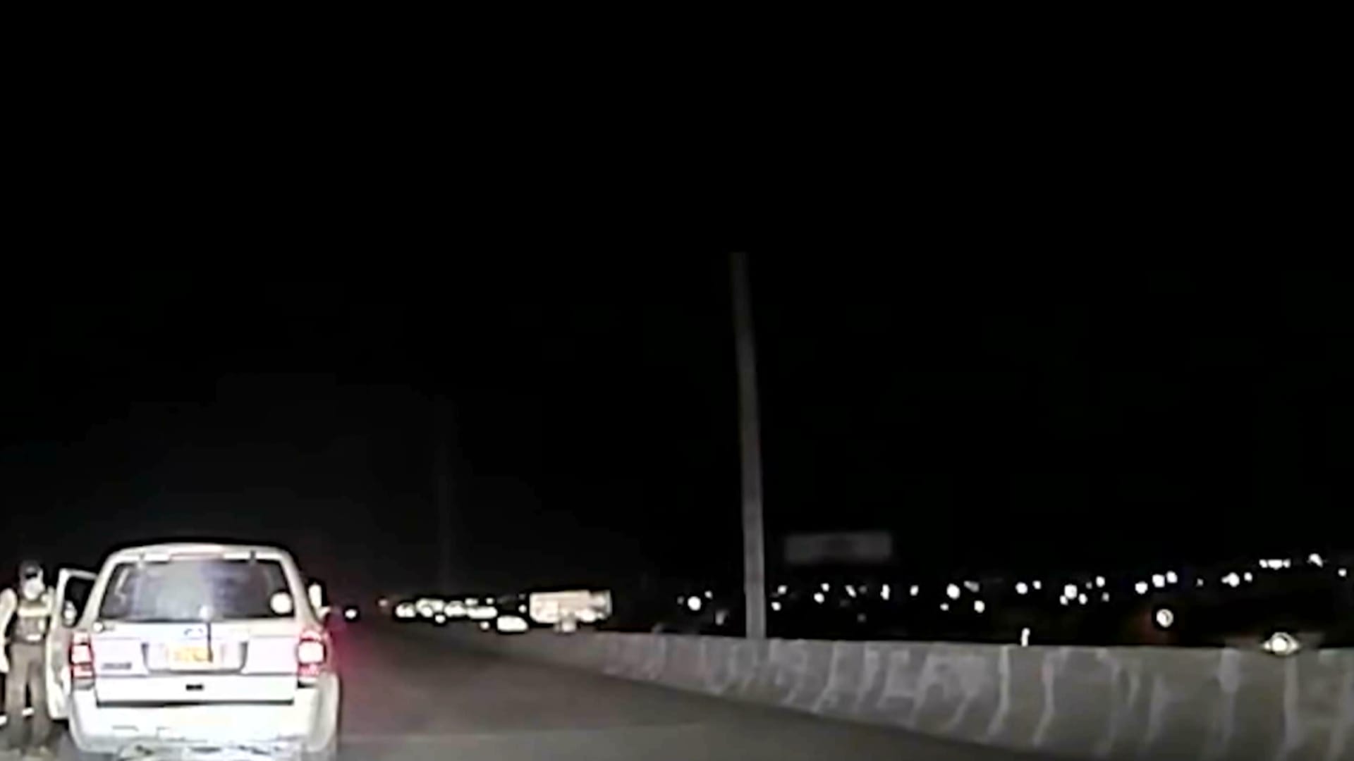 للمرة السادسة يتعرض لحادث.. ضابط يروي ما حل بسيارة الشرطة بعد صدمها من سائق مخمور