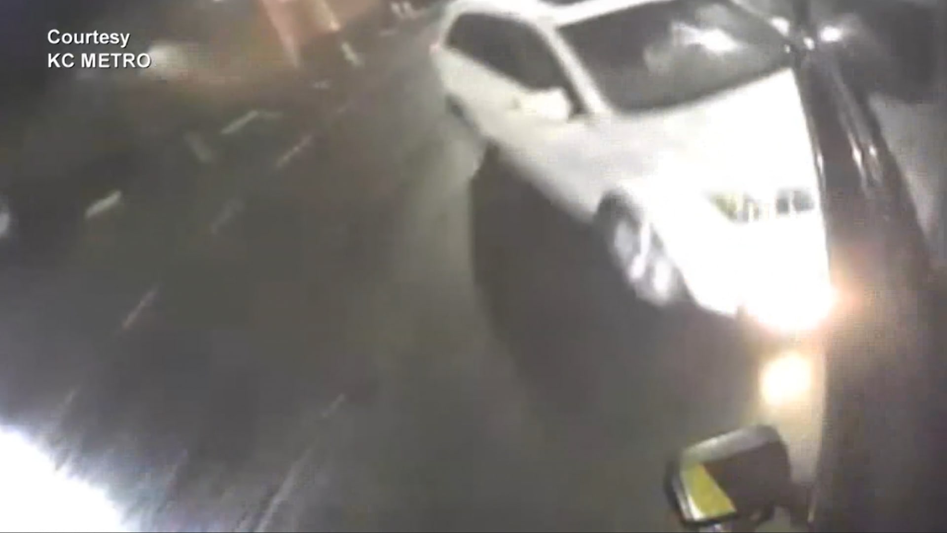 كاميرا تصور حادث مروع.. حافلة ركاب تصطدم بسيارة وتقتحم مبنى مكتظا