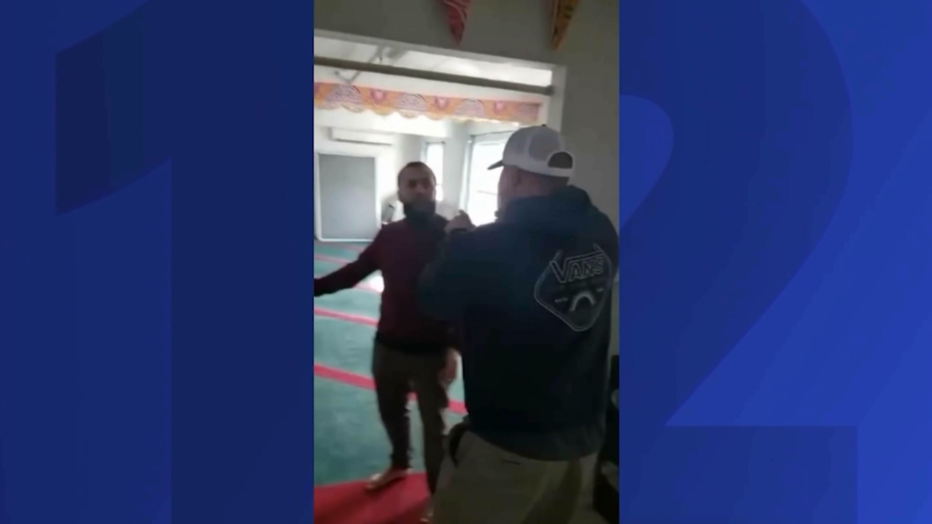 دخل مسجدا وبدأ بالصراخ والتهديد.. شاهد ما حصل لرجل في نيويورك