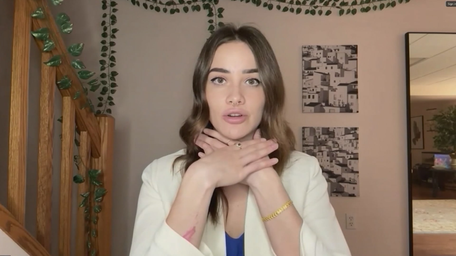 زعمت أنه اعتدى عليها جنسيًا داخل مطعم.. فتاة تروي ما حدث لها: جلس فوقي وبدأ في خنقي 2 زعمت أنه اعتدى عليها جنسيًا داخل مطعم.. فتاة تروي ما حدث لها: جلس فوقي وبدأ في خنقي