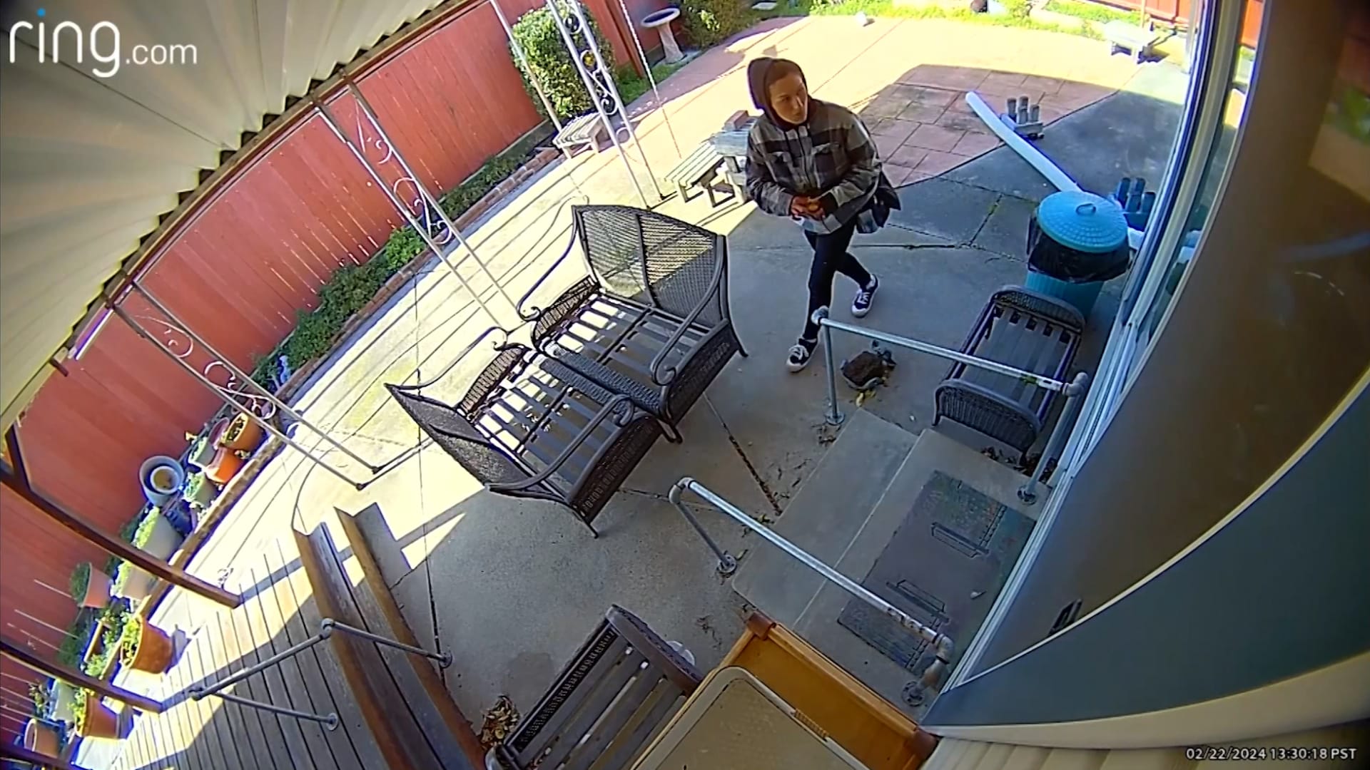 كاميرا مراقبة ترصد تصرفا مريبا لامرأة اقتحمت فناء منزل.. شاهد رد فعل مالكته